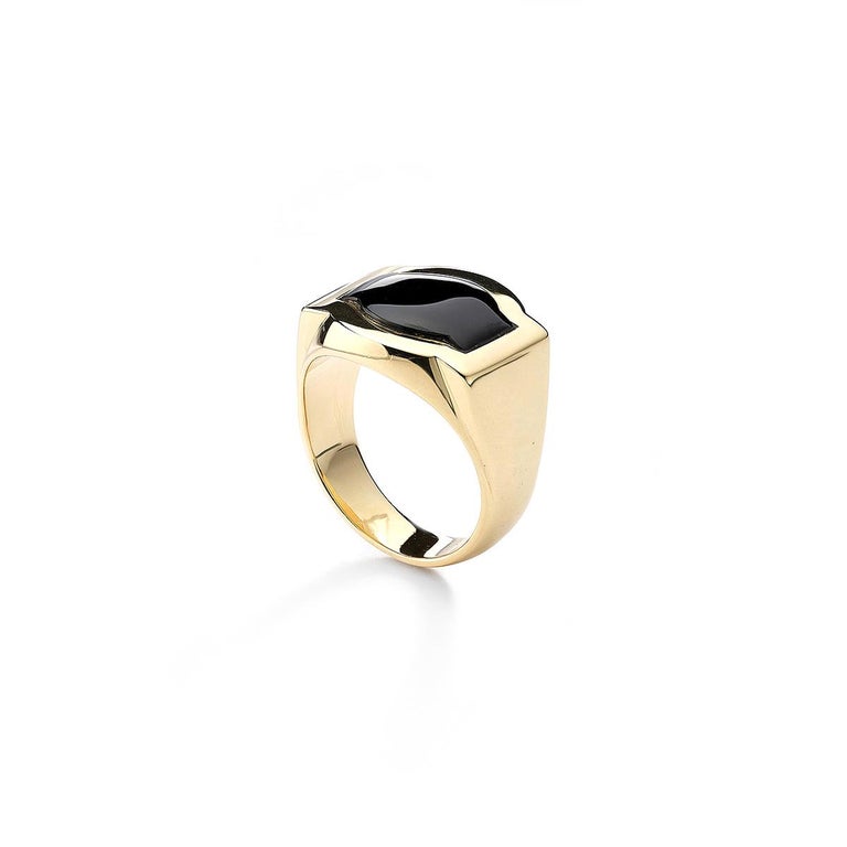 Round Cut Onyx and Yellow Gold Ring For Sale