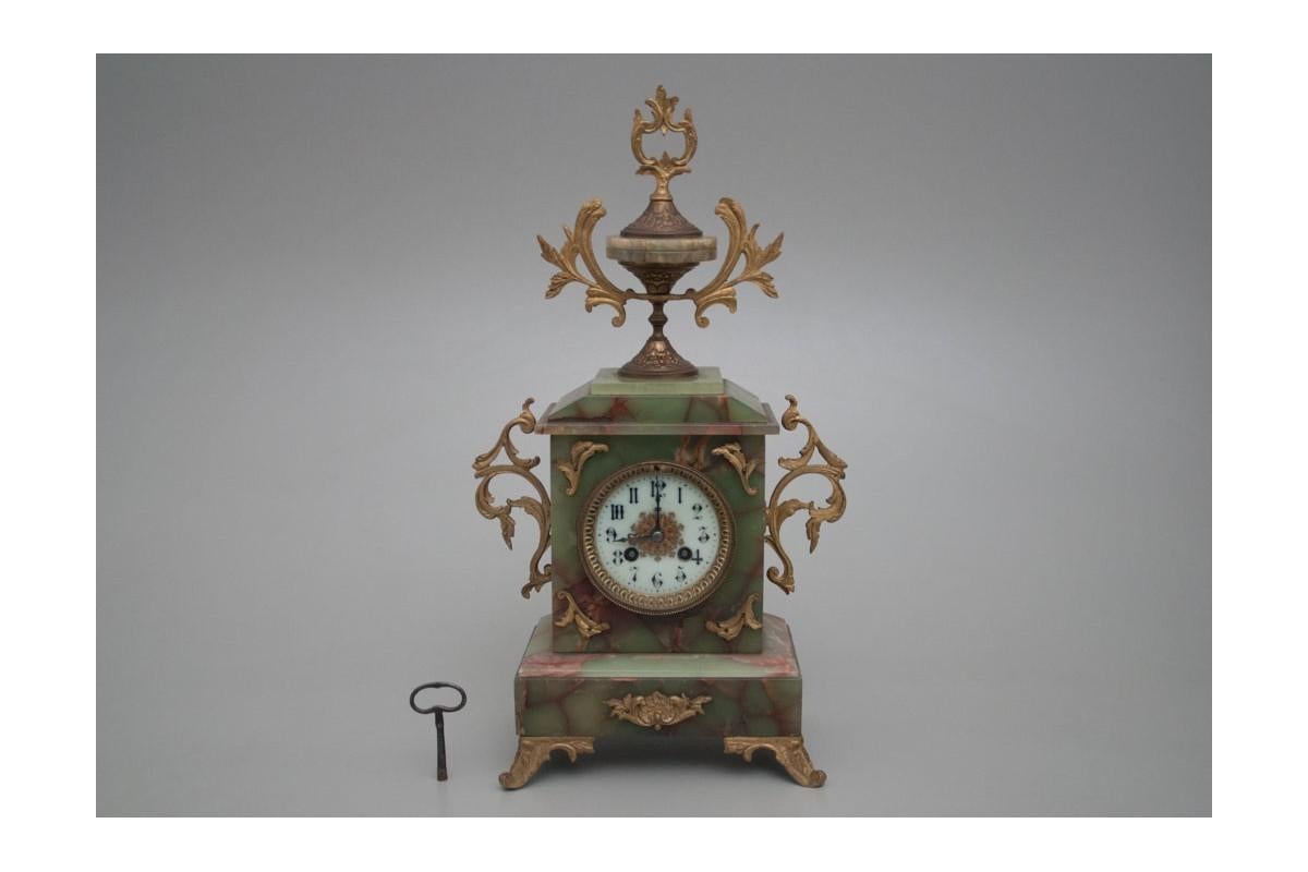 Elegant clock set + 2 candelabra made of brass and onyx.

Year: around 1900,

Origin: France

Dimensions:

Clock: height 49 cm / width 28 cm / depth 14 cm,

Candelabry / Candlesticks: height 46 cm / width 18 cm / depth 18 cm.