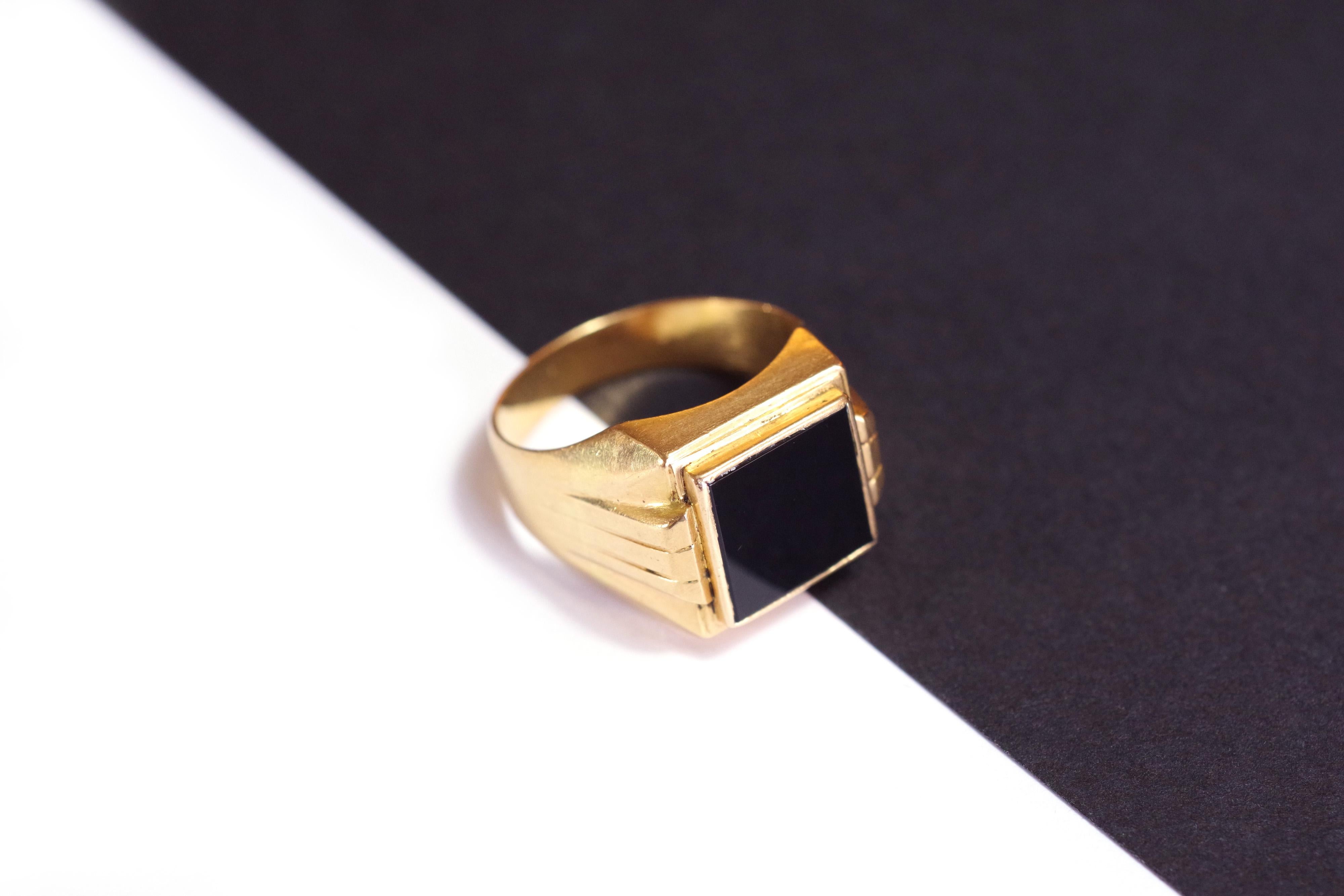 Onyx Art Deco Signet Ring in 18k Rose Gold In Fair Condition In PARIS, FR