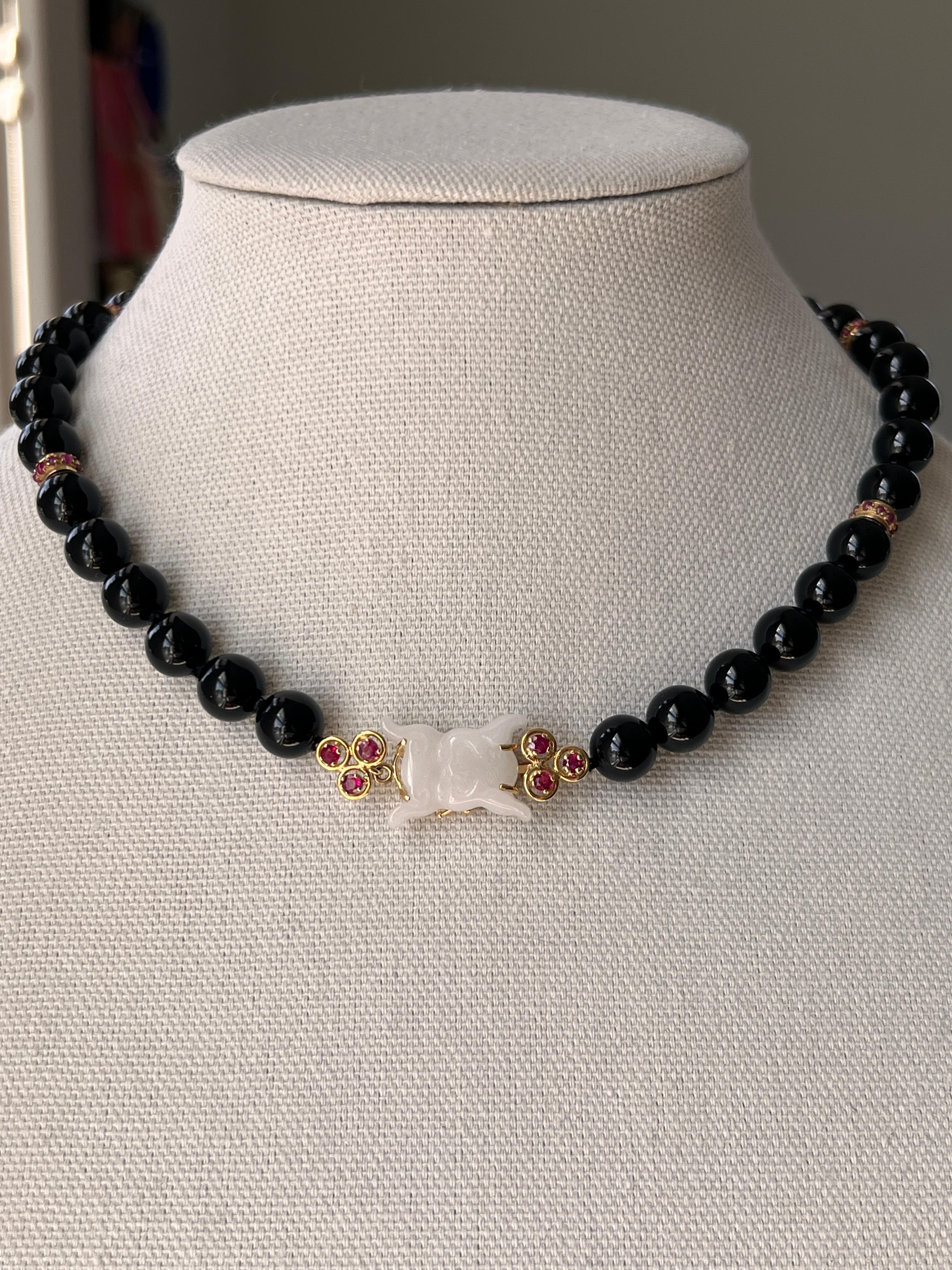 Contemporaneo Onyx Bead 3.48tcw Ruby and White Jade 18k Yellow Gold Beaded Necklace in vendita