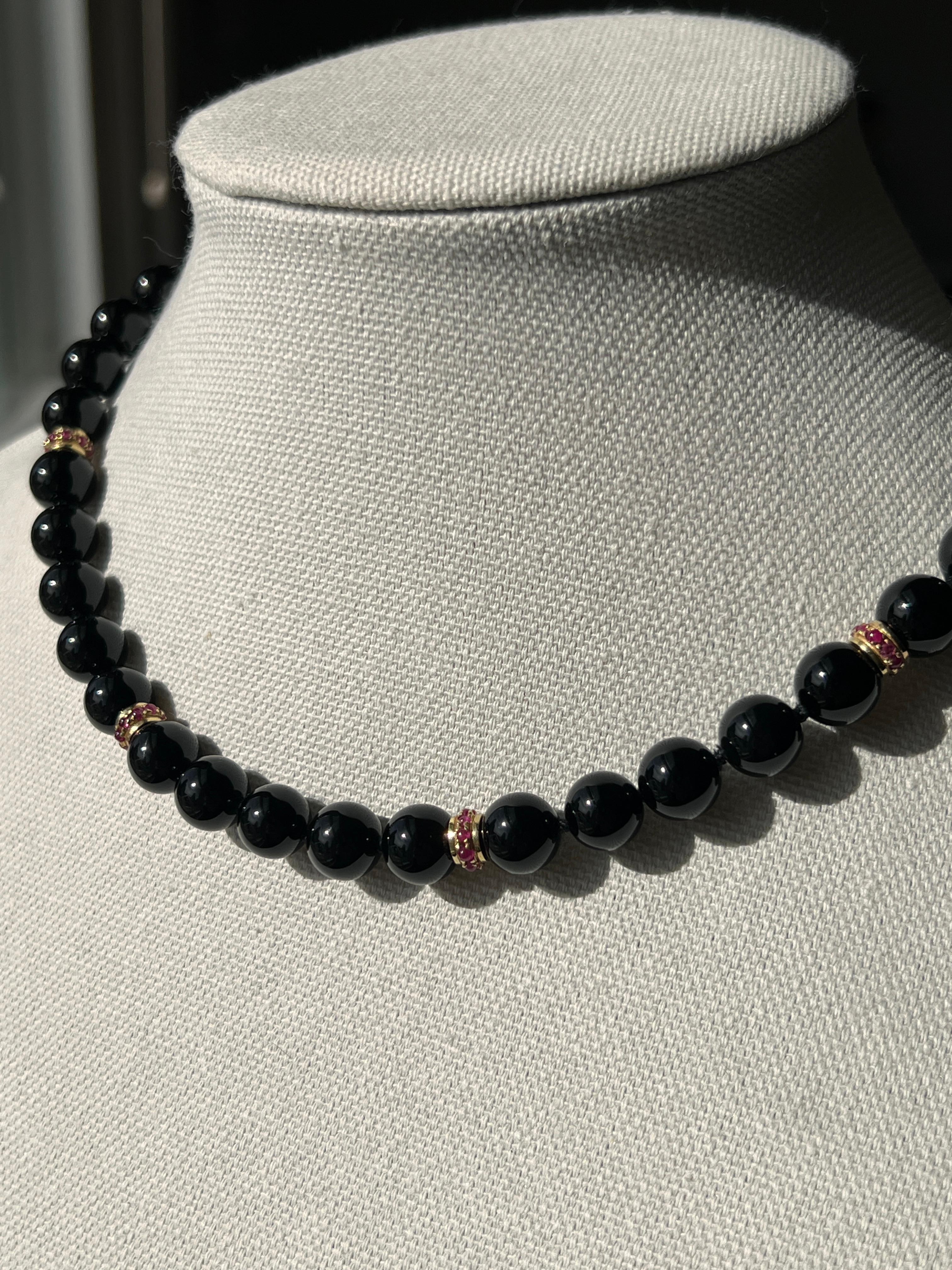 Onyx Bead 3.48tcw Ruby and White Jade 18k Yellow Gold Beaded Necklace In condizioni buone in vendita a Towson, MD