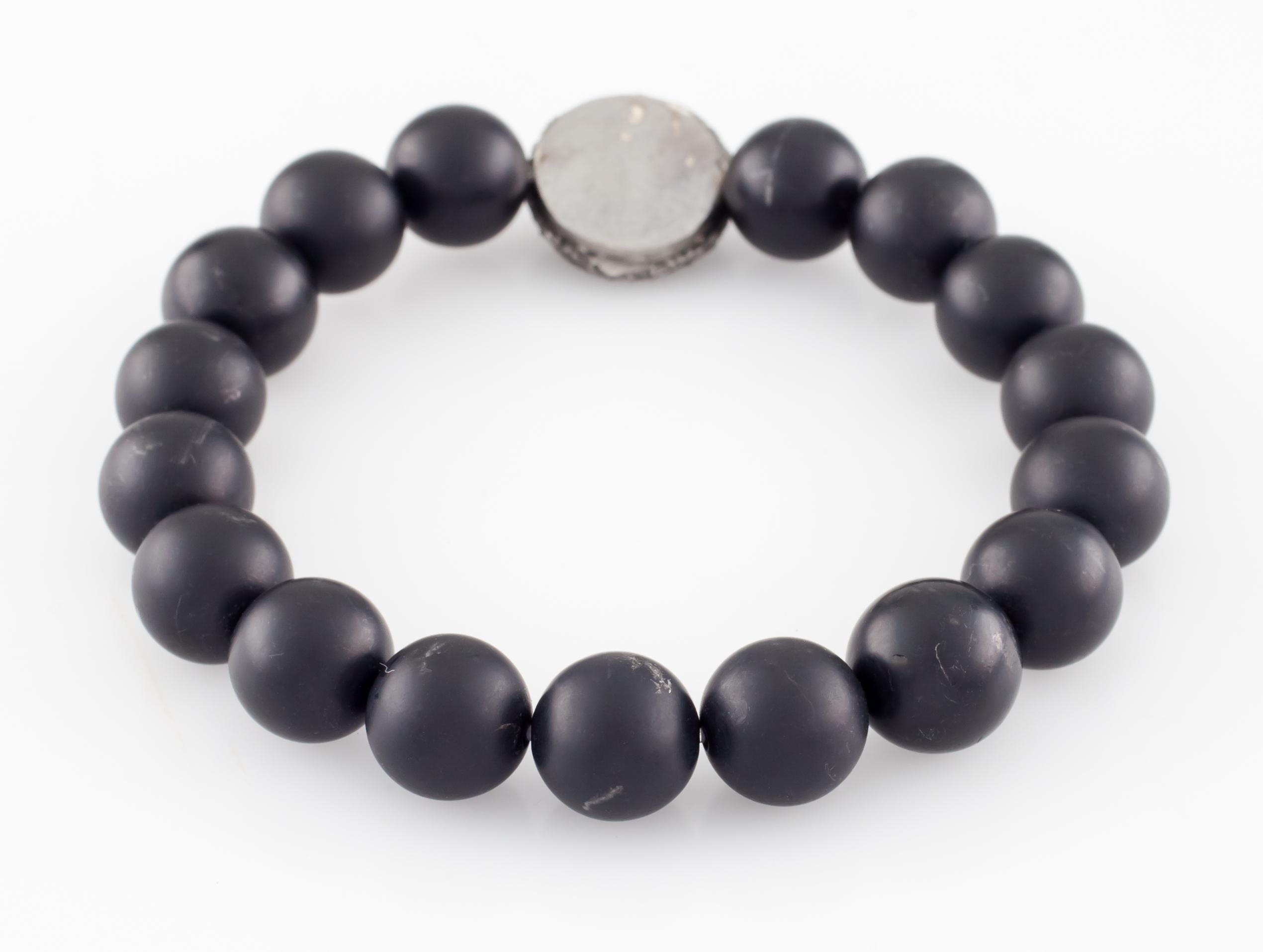 Moderno Bracciale elastico con perline di onice e charm di diamanti, misura 6,5 in vendita