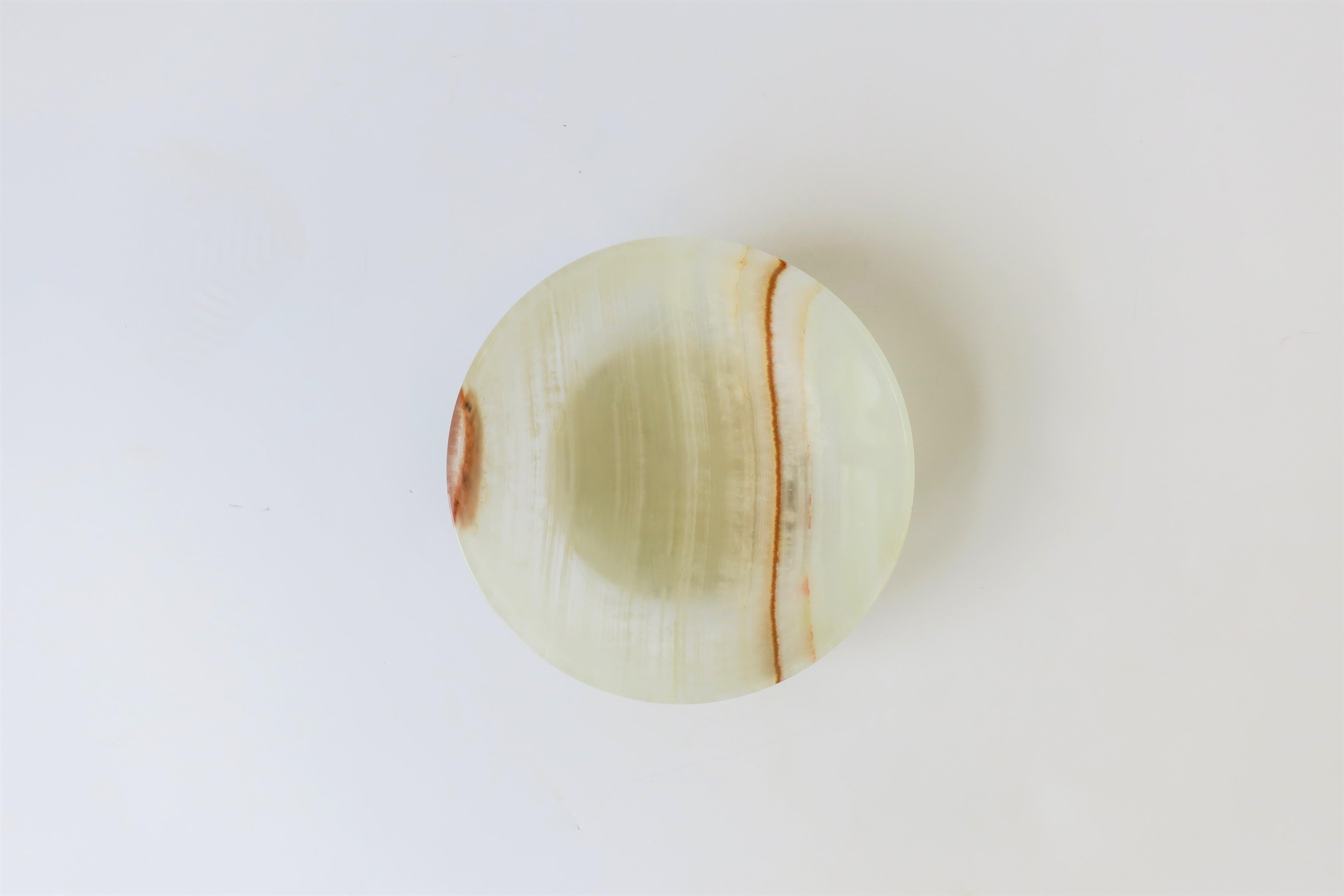 A white to off-white with touches of brown onyx dish or bowl in the Minimalist style, circa 1970s. A great standalone piece or as a vide-poche (catch-all.)

Bowl measures: 2.5