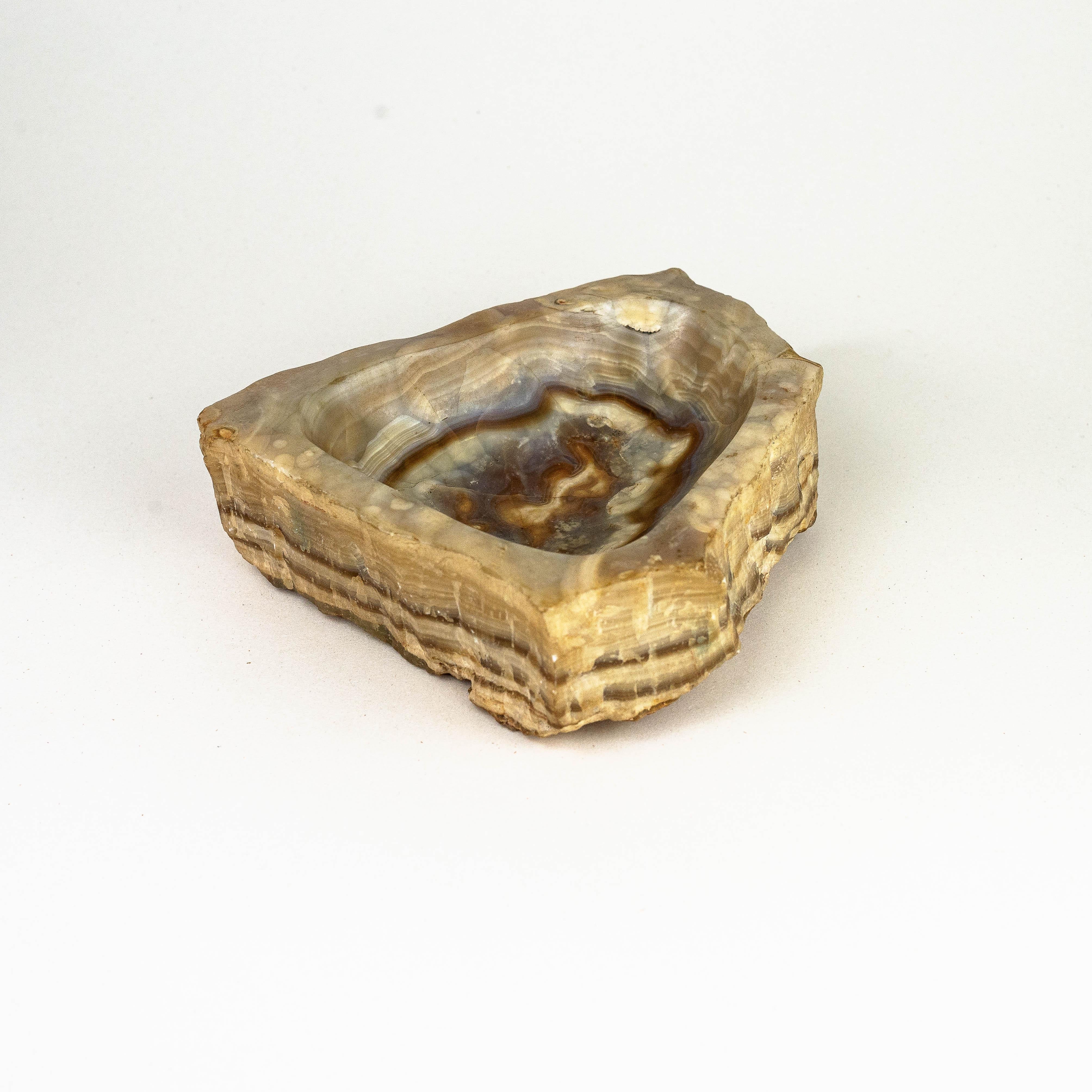 Bol ou vide-poche en onyx moderne du milieu du siècle dernier, France, années 1970

Ce grand bol décoratif a été sculpté à la main dans un bloc d'onyx, dans les années 1970. 

L'onyx appartient à la catégorie des agates et est un minéral composé de