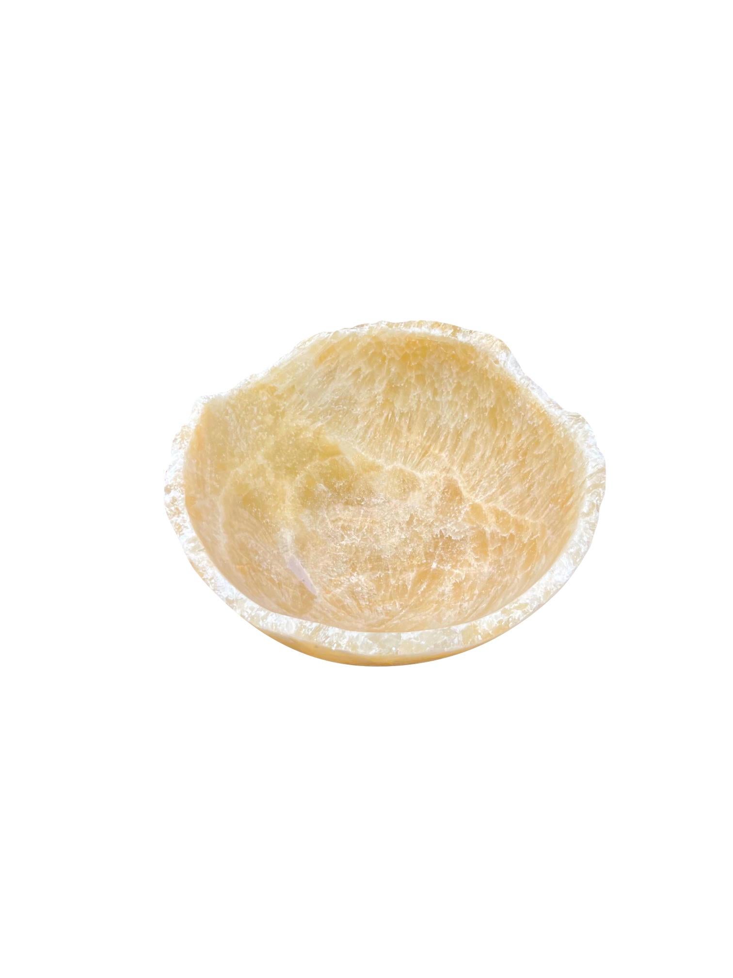 Ciotola contemporanea in onice indonesiana.
Bordi decorativi cesellati.