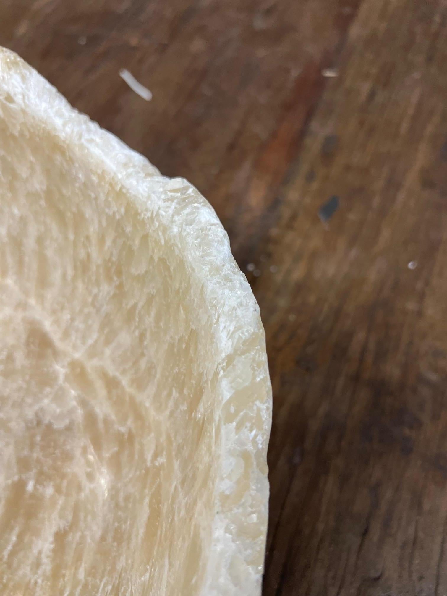 XXI secolo e contemporaneo Ciotola in onice con bordi cesellati, Indonesia, Contemporaneo in vendita