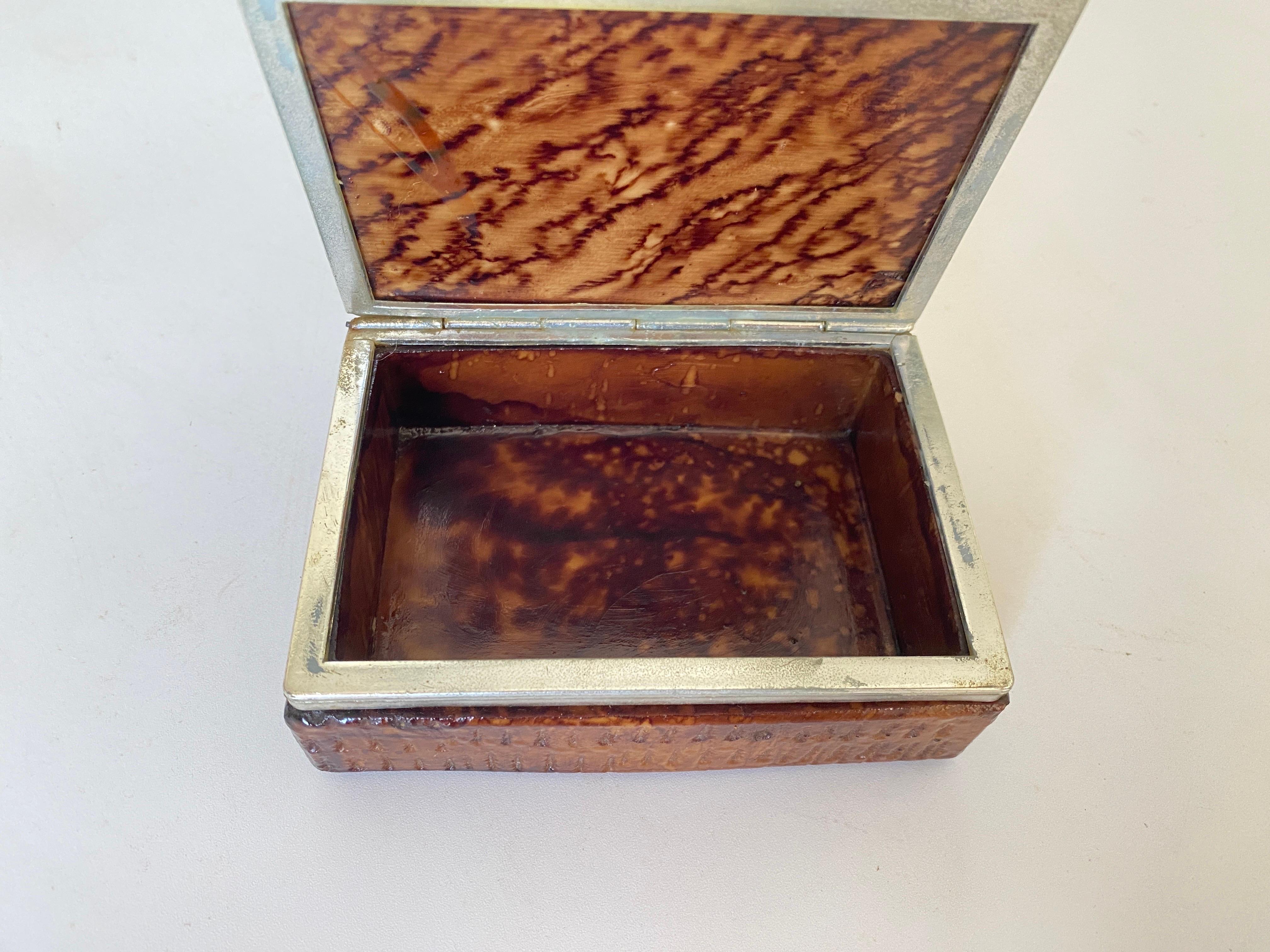Box aus Onyx, in einer braunen Farbe. Es handelt sich um ein dekoratives Schmuckkästchen, hergestellt in Italien, um 1970.