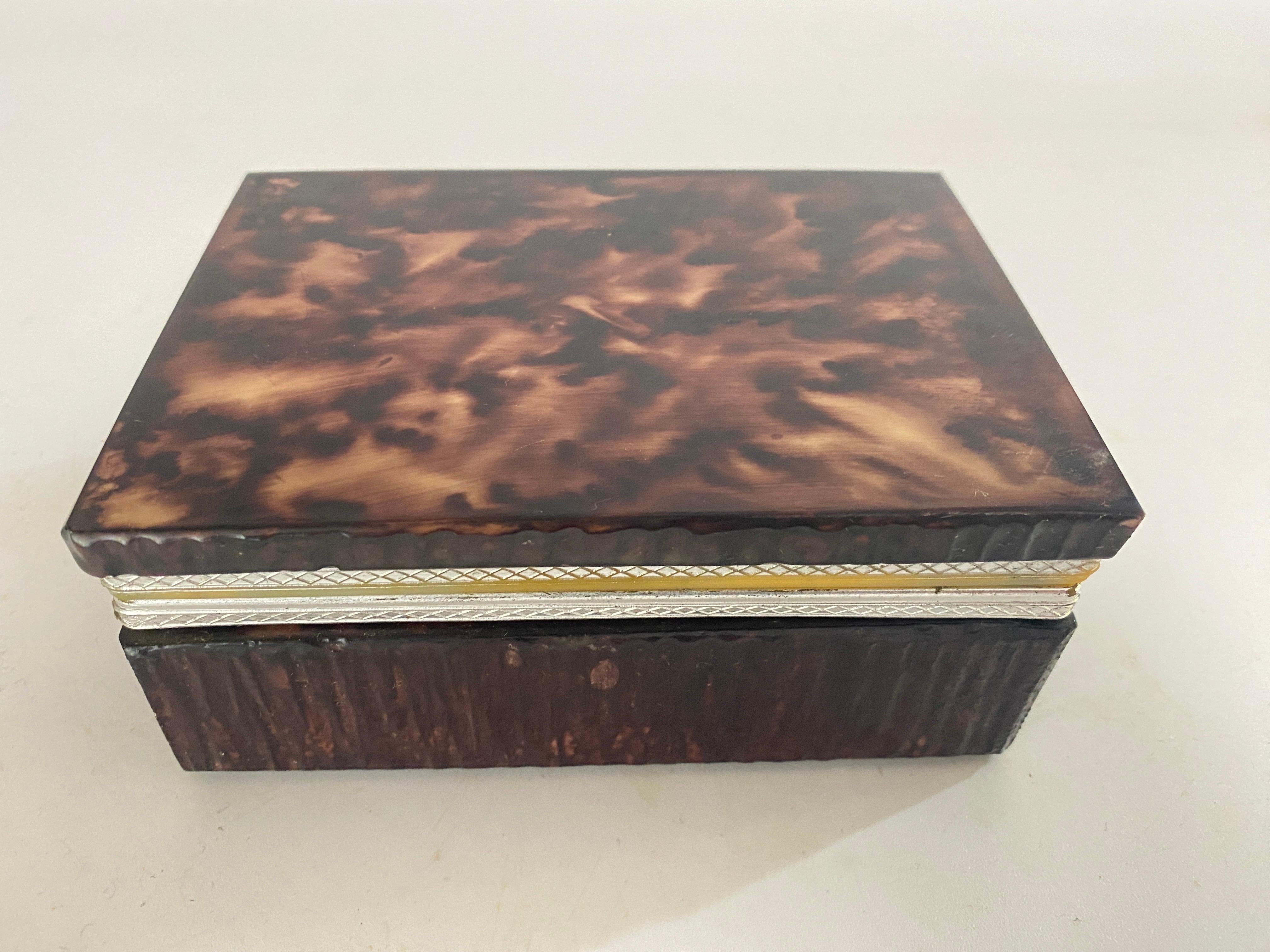 Box aus Onyx, in einer grünen Farbe. Es ist ein dekoratives oder Schmuckkästchen, hergestellt in Italien um 1970.