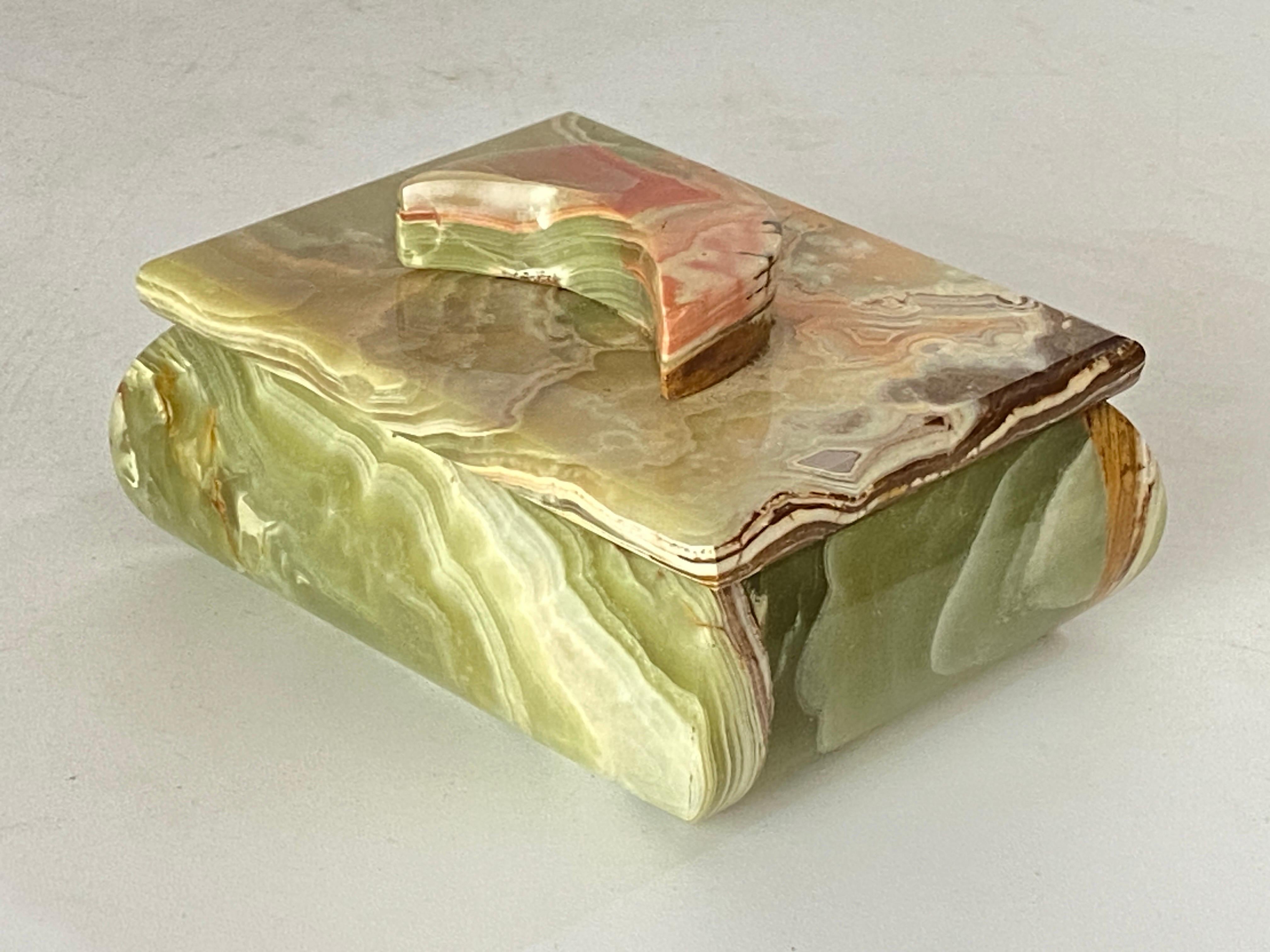 Boîte, boîte décorative ou boîte à bijoux en onyx vert, fabriquée en Italie, vers 1970 en vente 1