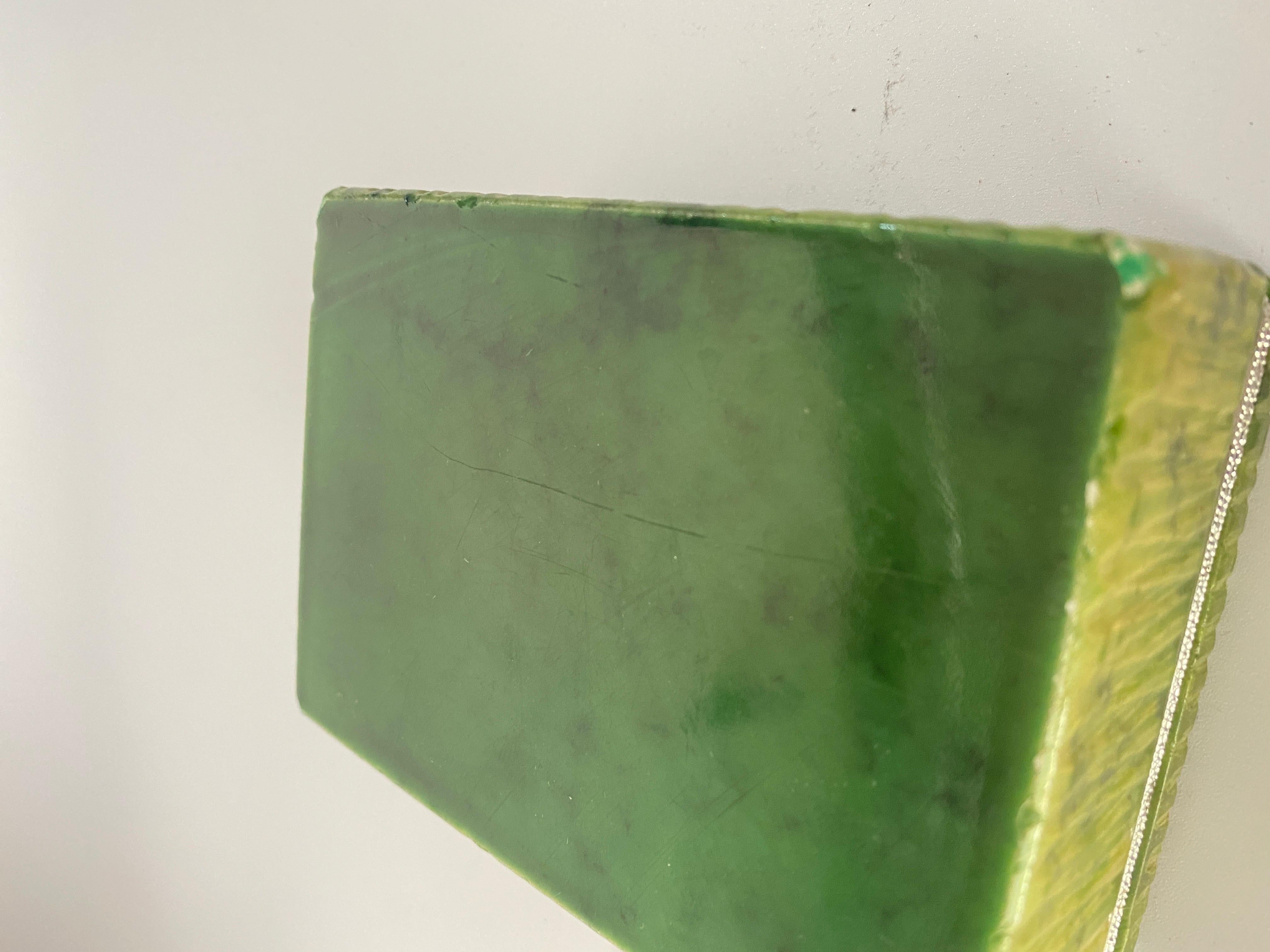 Boîte en onyx, de couleur verte. Il s'agit d'une boîte décorative ou à bijoux, fabriquée en Italie vers 1970.