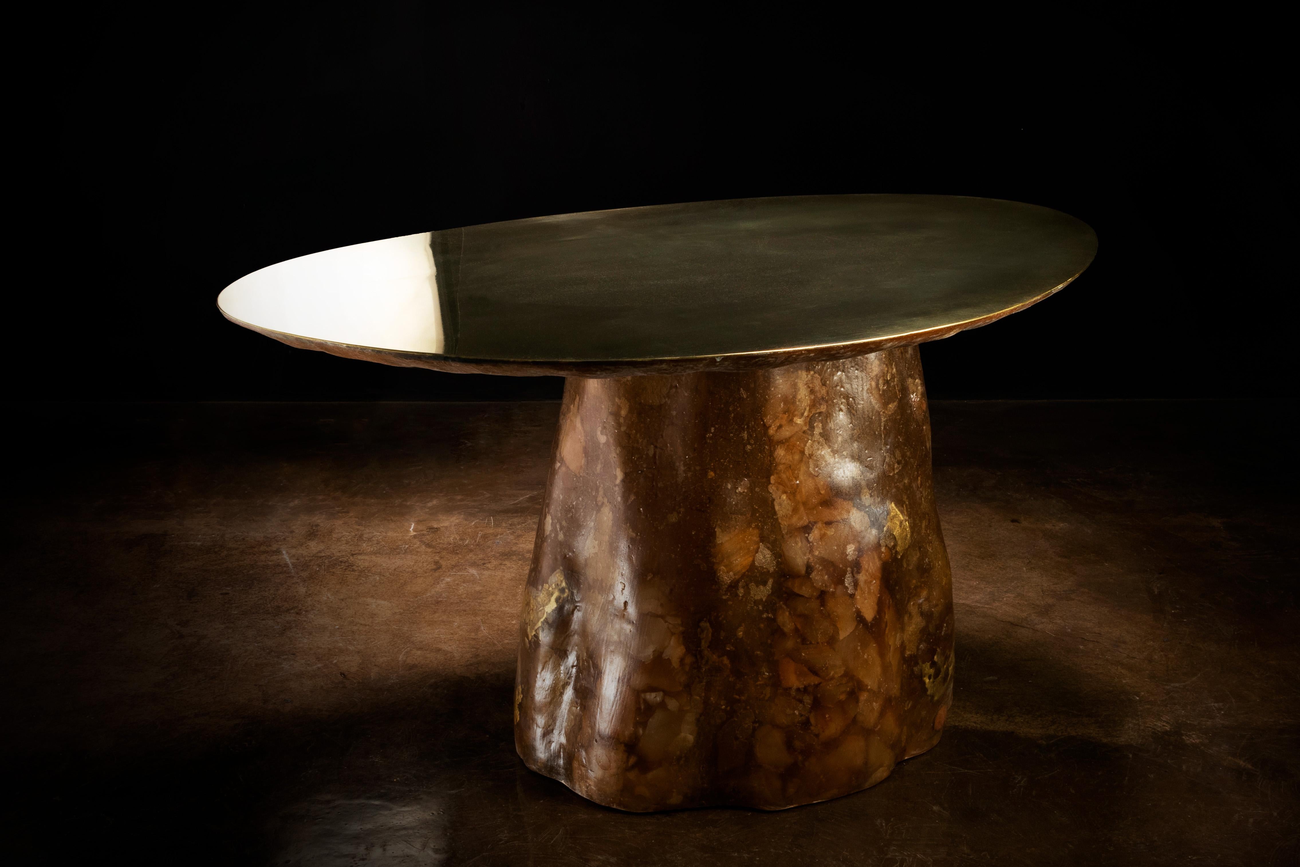 Tavola 25 est une œuvre d'art fonctionnelle de collection composée d'onyx, de bronze, de fibre de verre et de grenade.  

Nous sommes ravis de retourner à Milan pour présenter de nouvelles œuvres aux côtés de Mirei Monticelli au Palazzo Cordusio