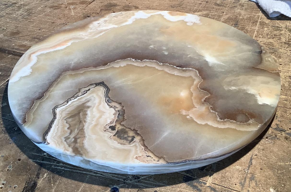 Lazy Susan hand-carved from onyx stone. A curved pattern with shades of brown and white are evidence of what nature can produce over thousands of years.

