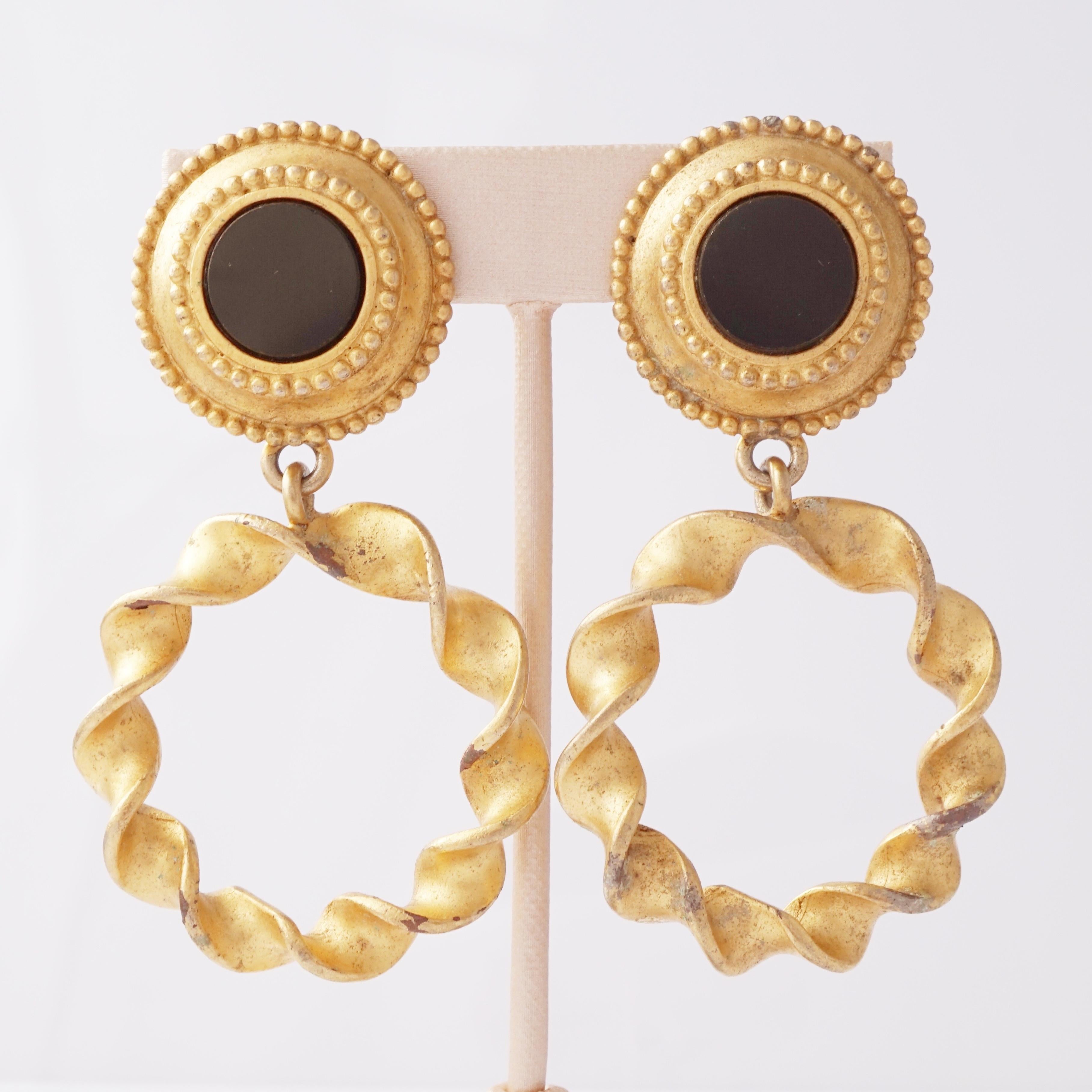 Pendientes en forma de aro con cabujón de ónice y gota retorcida, Karl Lagerfeld, años 80 Moderno en venta