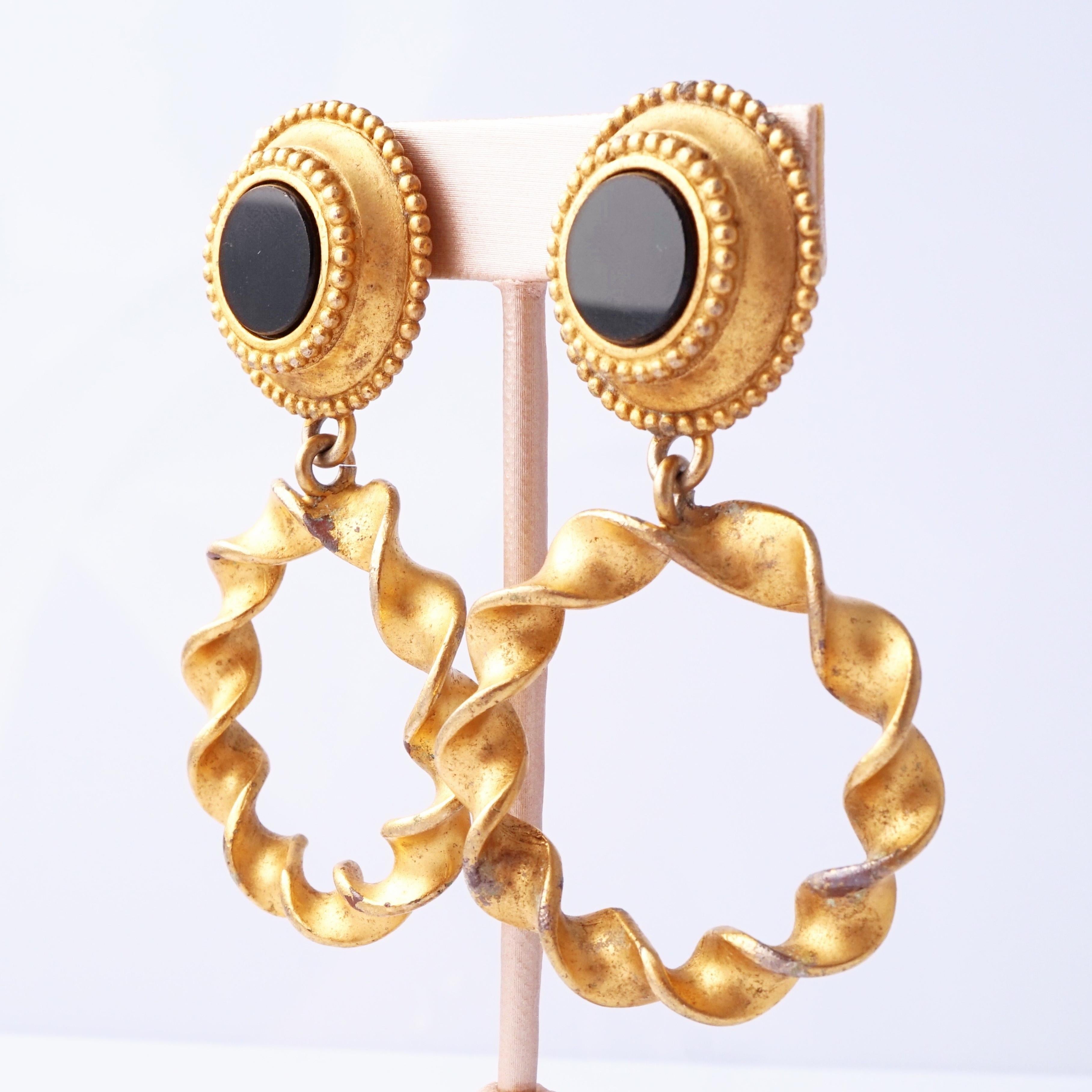 Pendientes en forma de aro con cabujón de ónice y gota retorcida, Karl Lagerfeld, años 80 en Bueno estado para la venta en McKinney, TX