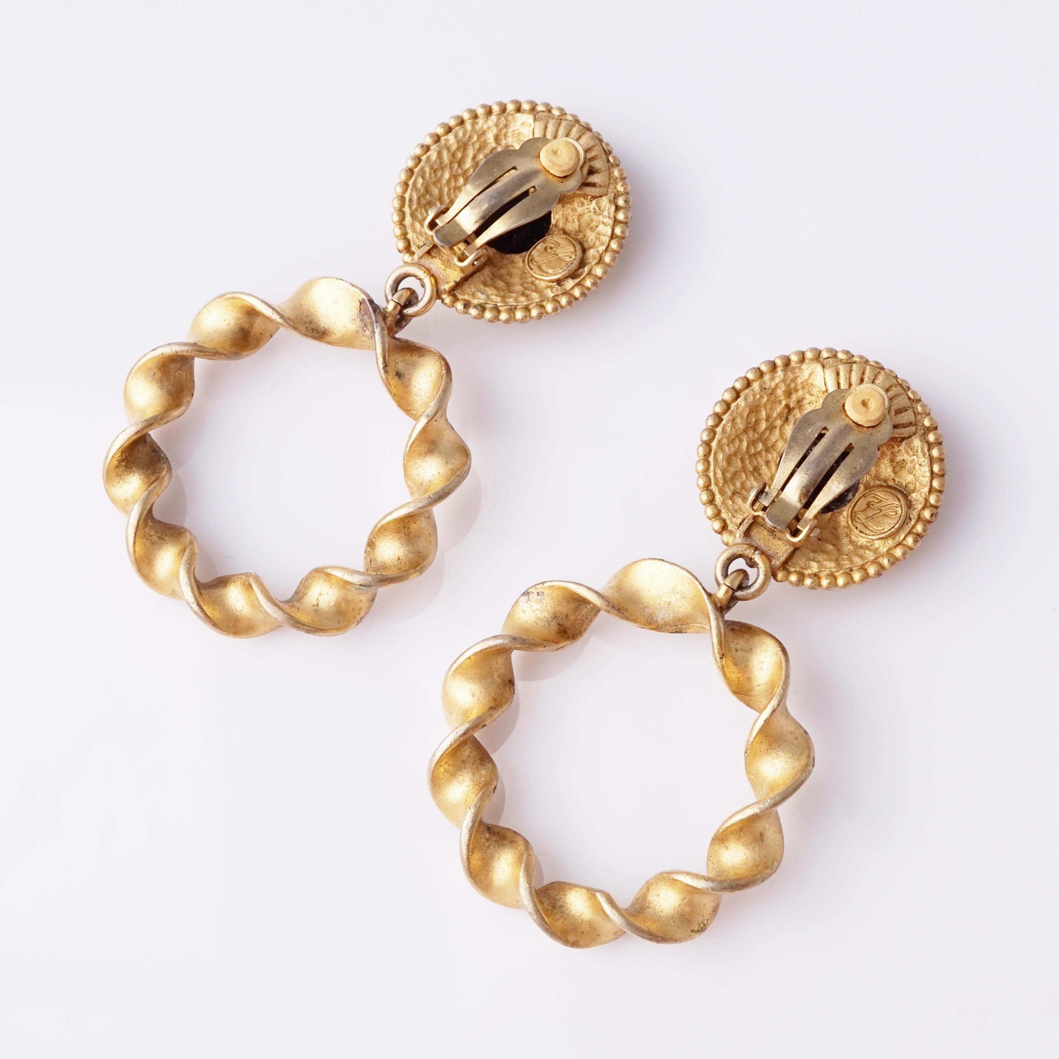 De las mujeres Pendientes en forma de aro con cabujón de ónice y gota retorcida, Karl Lagerfeld, años 80 en venta