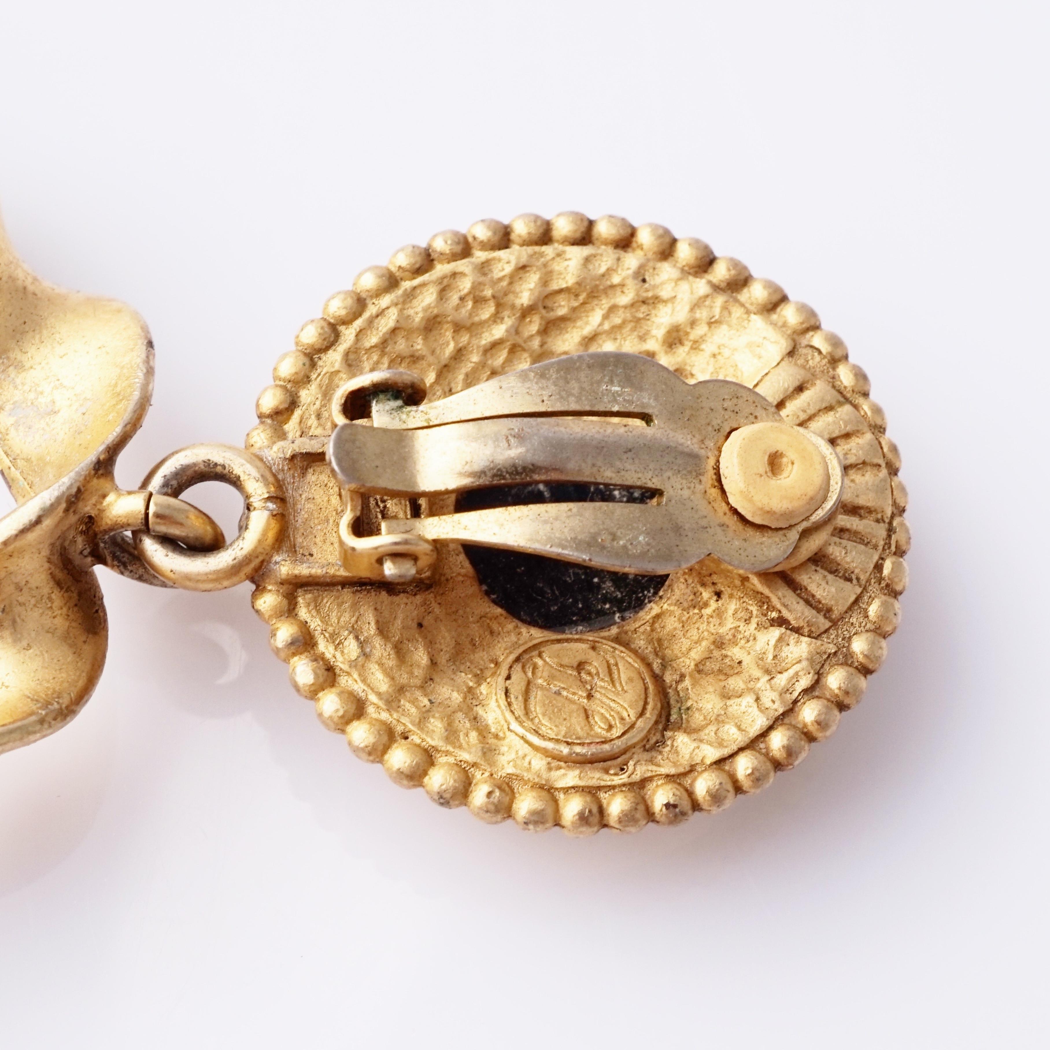 Pendientes en forma de aro con cabujón de ónice y gota retorcida, Karl Lagerfeld, años 80 en venta 1