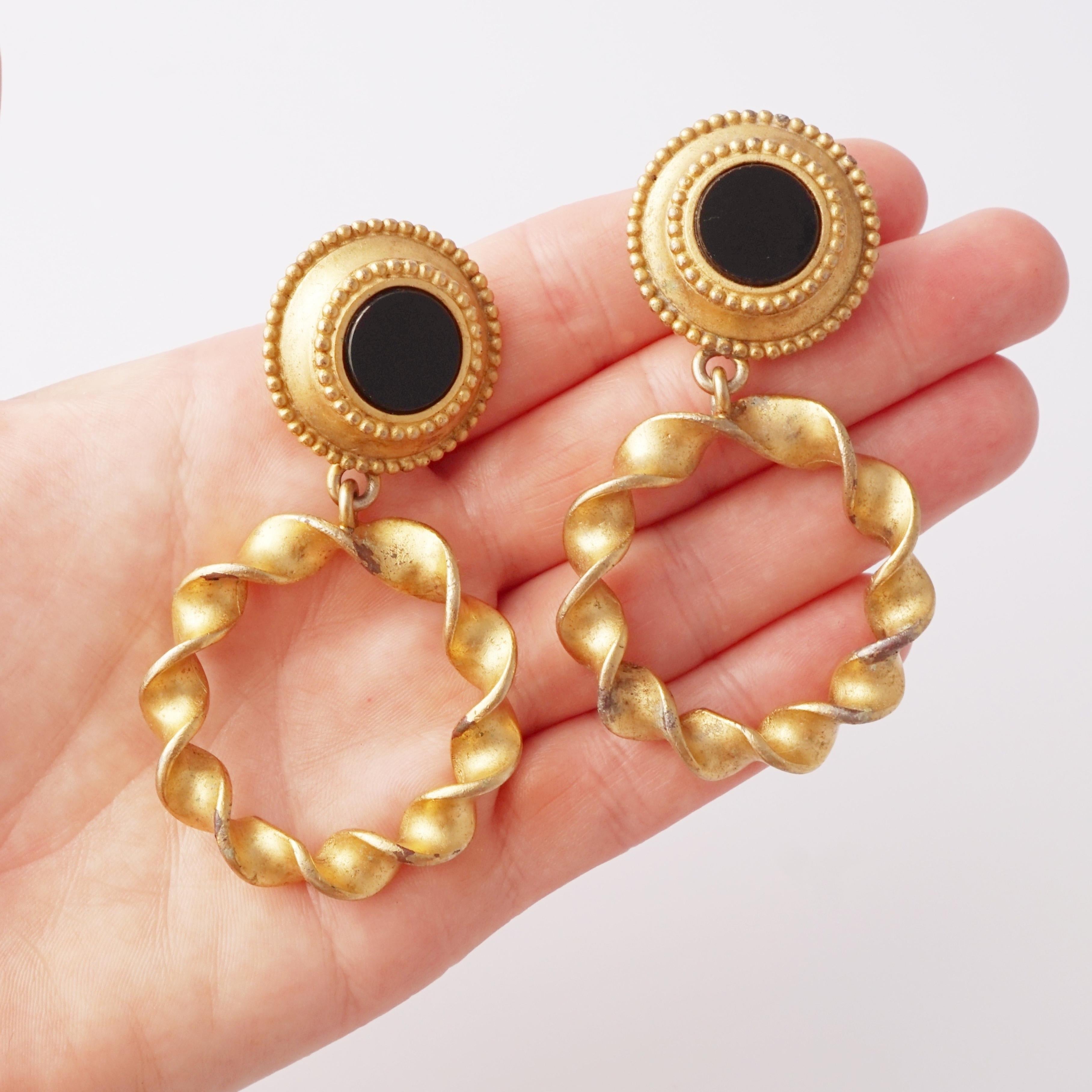 Pendientes en forma de aro con cabujón de ónice y gota retorcida, Karl Lagerfeld, años 80 en venta 2