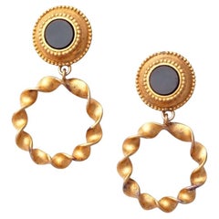 Pendientes en forma de aro con cabujón de ónice y gota retorcida, Karl Lagerfeld, años 80