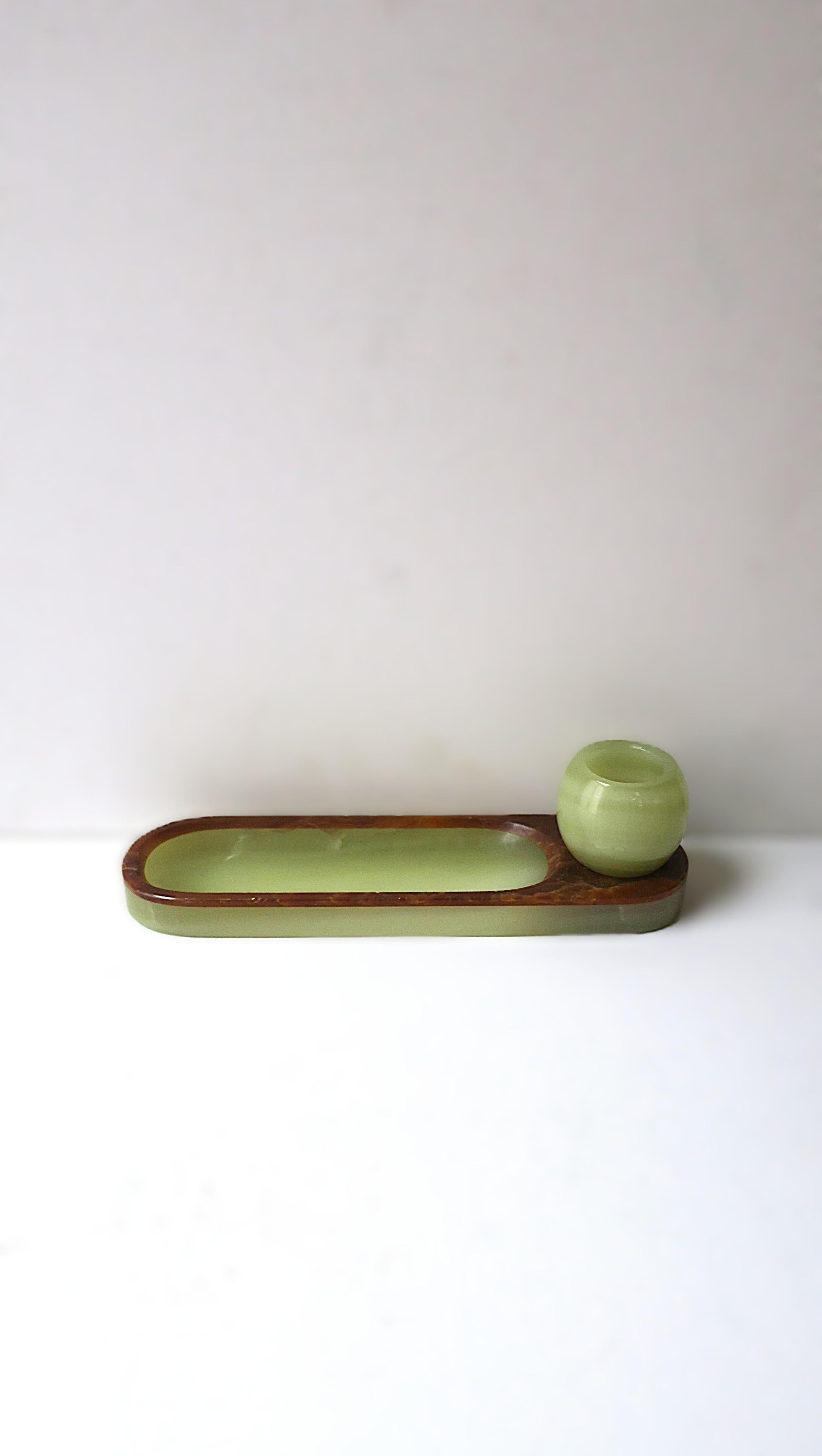 Un sostanzioso cestino in marmo di onice verde e marrone, circa metà del XX secolo. Da utilizzare per contenere penne, gioielli, ecc. su una scrivania, una vanità, un comodino, una cabina armadio, ecc. Dimensioni: Altezza 2,63