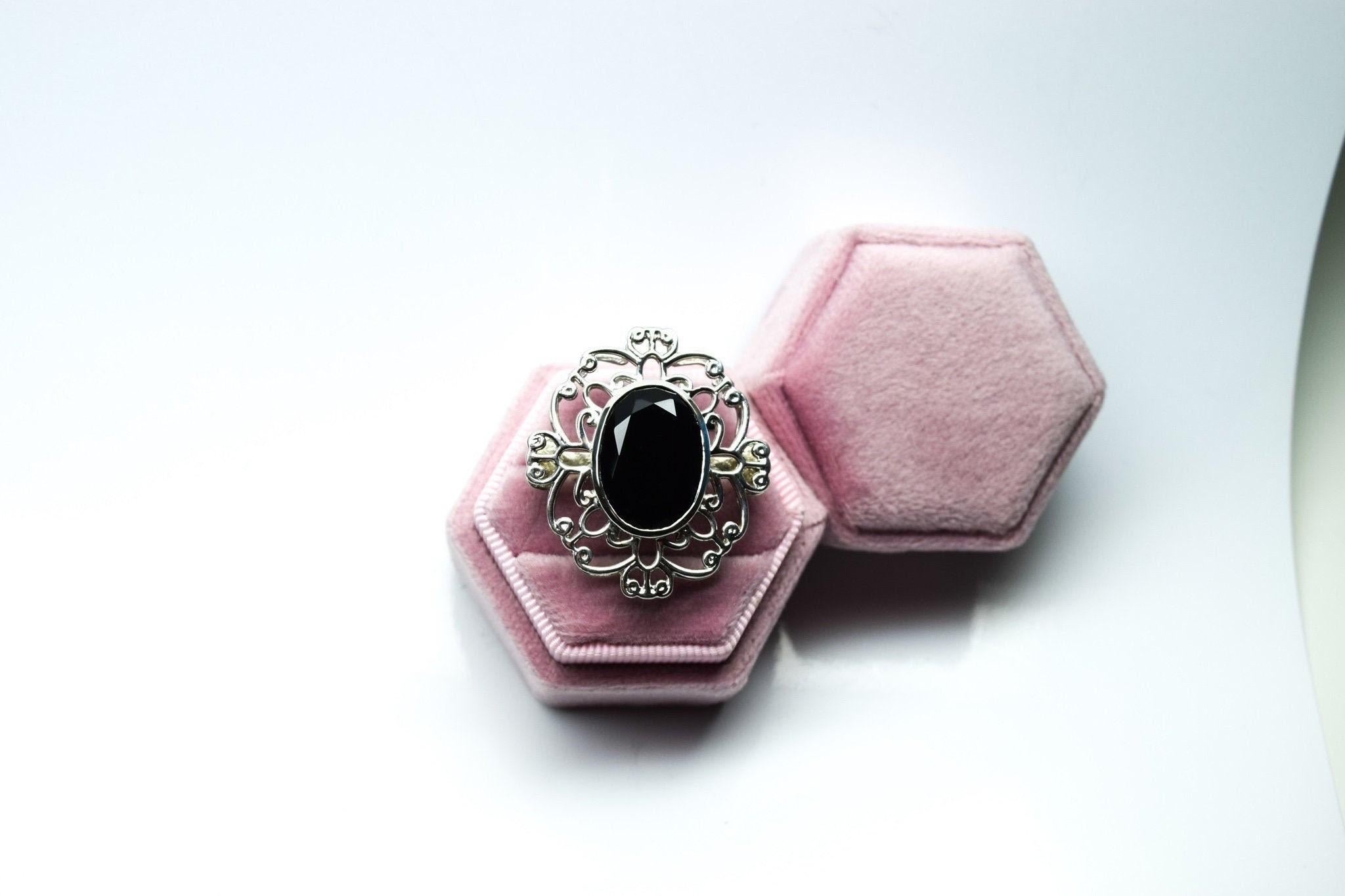 Énorme bague de cocktail en or blanc 18KT avec un grand onyx ovale au milieu, la bague est très confortable sur la main et restera sans torsion en raison de la conception, la bague est taille 6 mais peut être redimensionnée à n'importe quelle