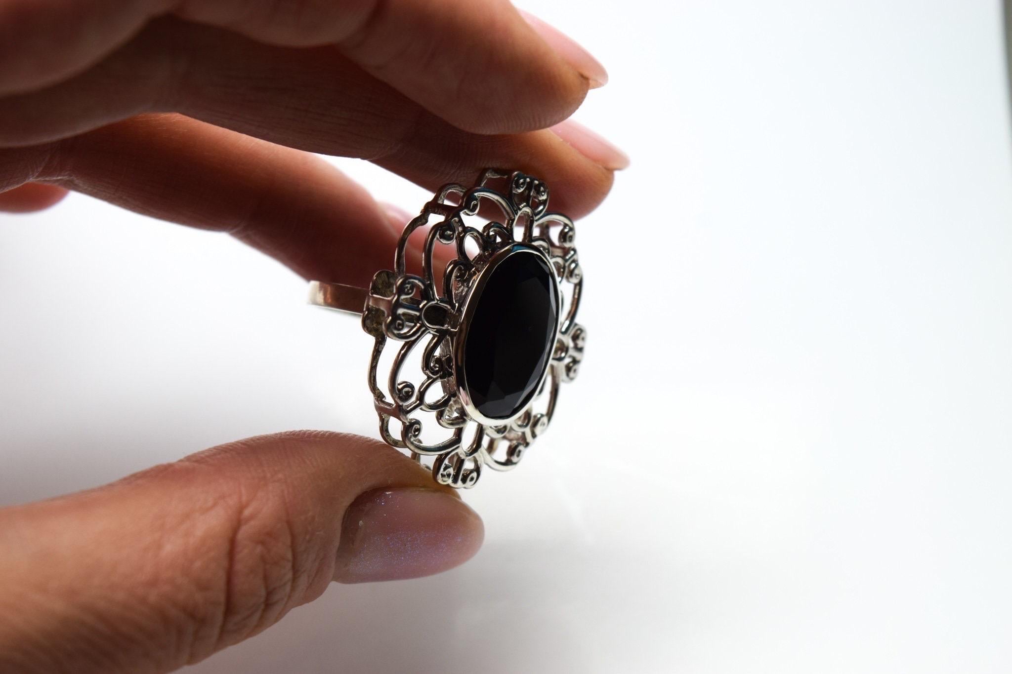 Taille ovale Bague cocktail large en or blanc 18 carats et onyx en vente