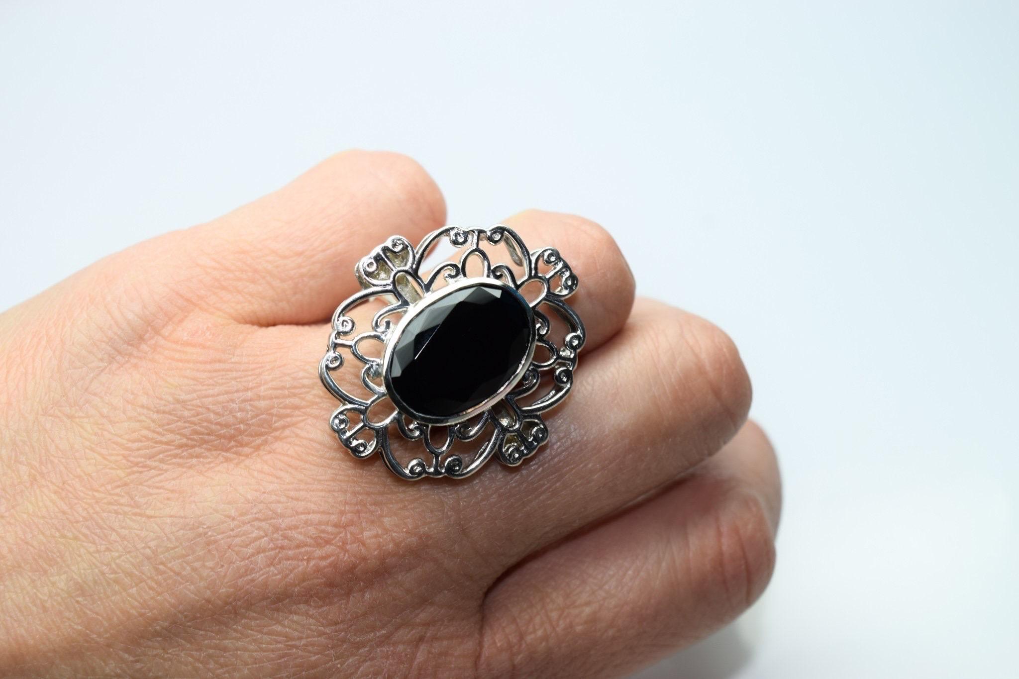 Bague cocktail large en or blanc 18 carats et onyx en vente 2