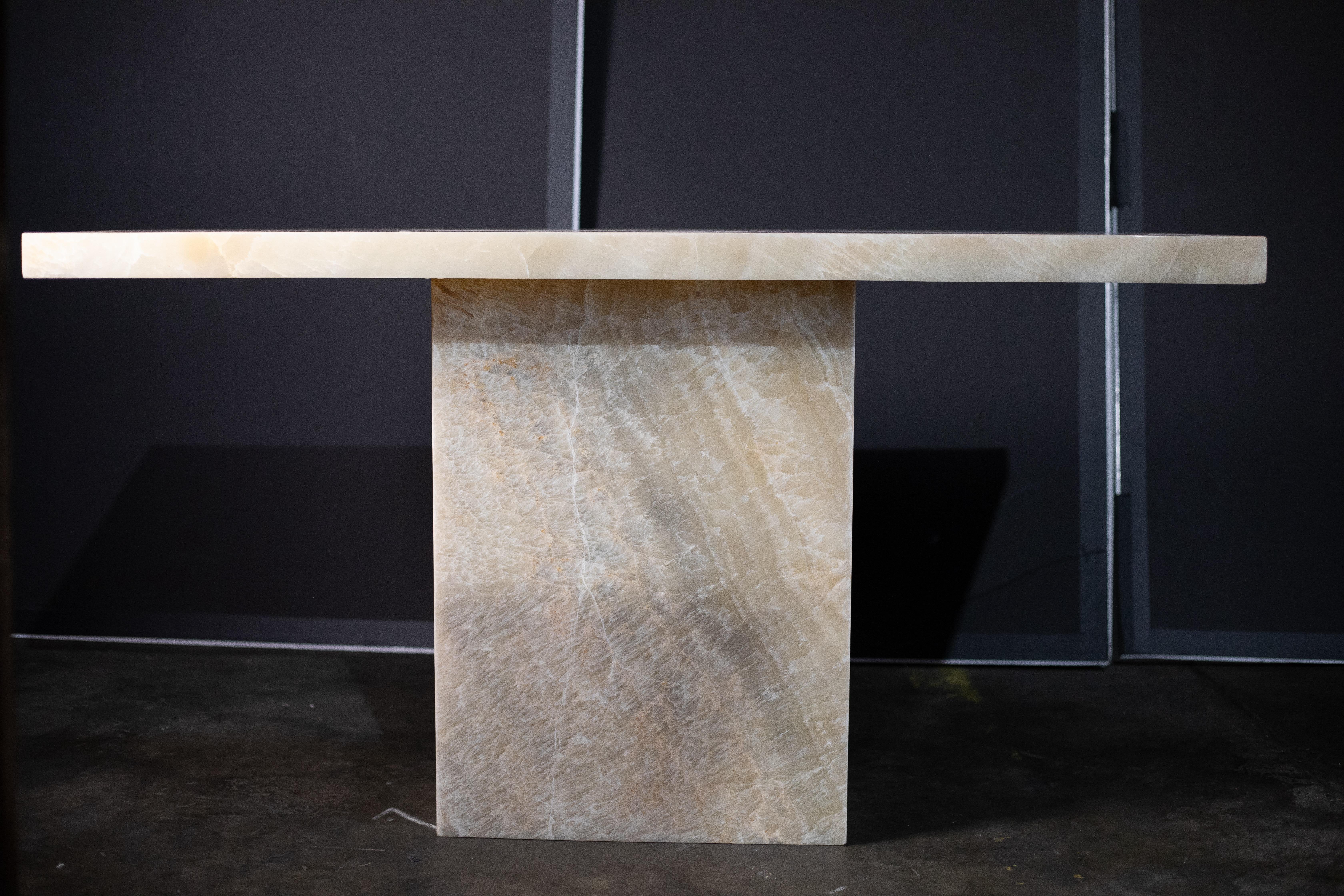 Nous n'avons plus qu'une seule table console en onyx disponible aujourd'hui dans notre entrepôt de Charleston. Personnalisable avec un délai de 2 à 3 mois. Meilleur prix pour les multiples, et prix de gros pour les grandes quantités. 

Remarquable