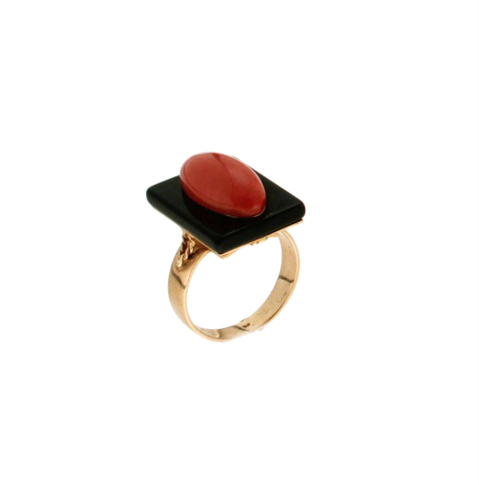 Onyx and natural coral yellow gold 18 karat cocktail ring

Ring weight 7.40 grams
Coral weight 1.50 grams
Ring size 15.40 ITA 7.50 US

