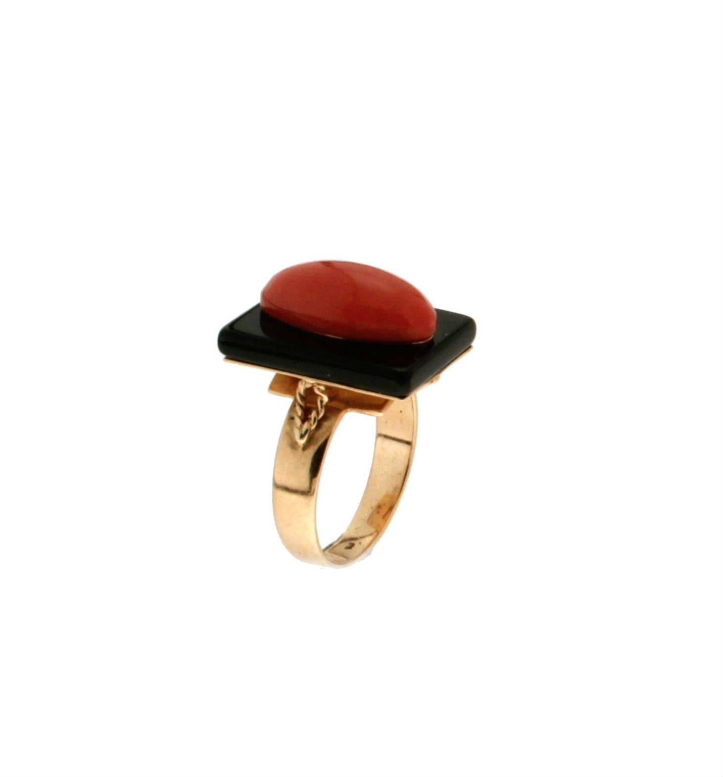 Onyx Coral 18 karat Yellow Gold Cocktail Ring In New Condition In Marcianise, IT