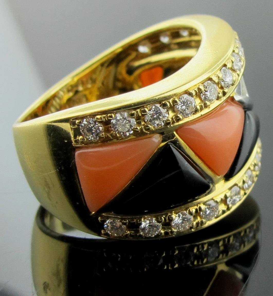 Ring aus 18 Karat Gelbgold mit Onyx, Koralle und Diamant (Rundschliff) im Angebot
