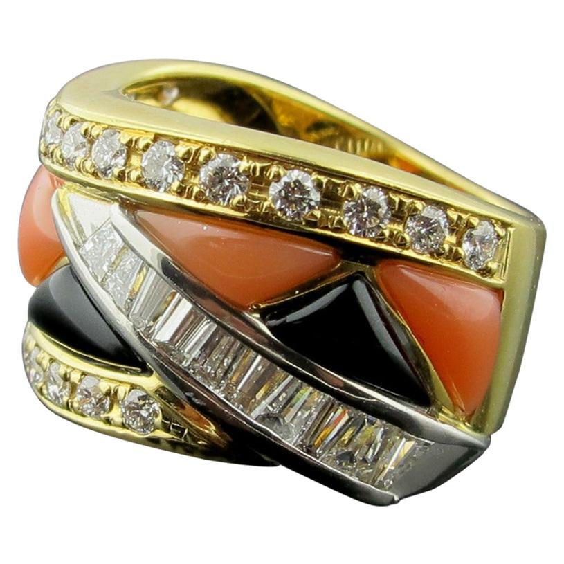 Ring aus 18 Karat Gelbgold mit Onyx, Koralle und Diamant im Angebot