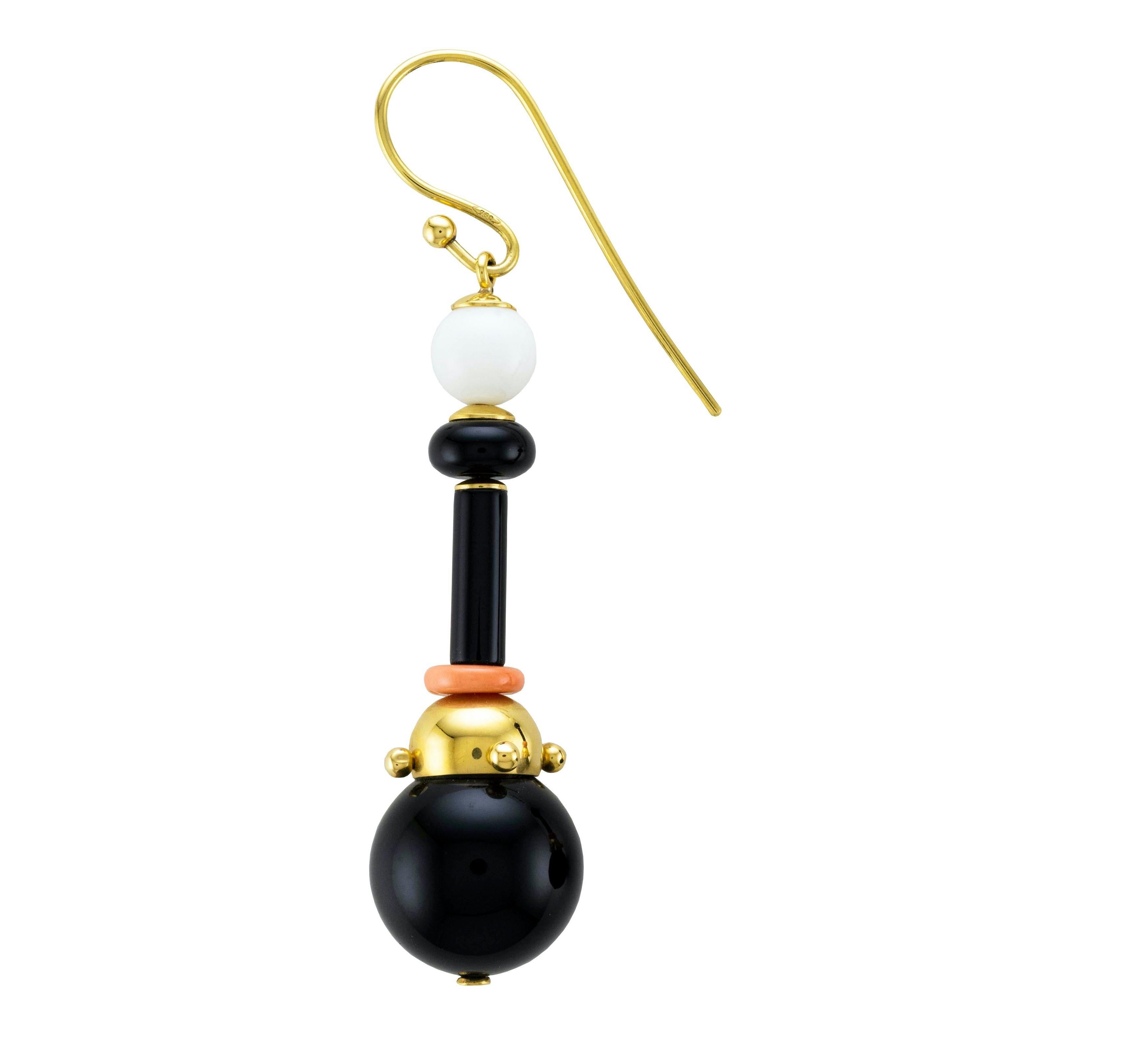 Mediterranean-inspired 18 Karat yellow gold dangle earrings made in Onyx and white Agate spheres.
Embellished with Mediterranean coral discs.
Total heights cm 7.00
Available also in Turquoise.
Handmade in Italy in Torre del Greco, a place well known