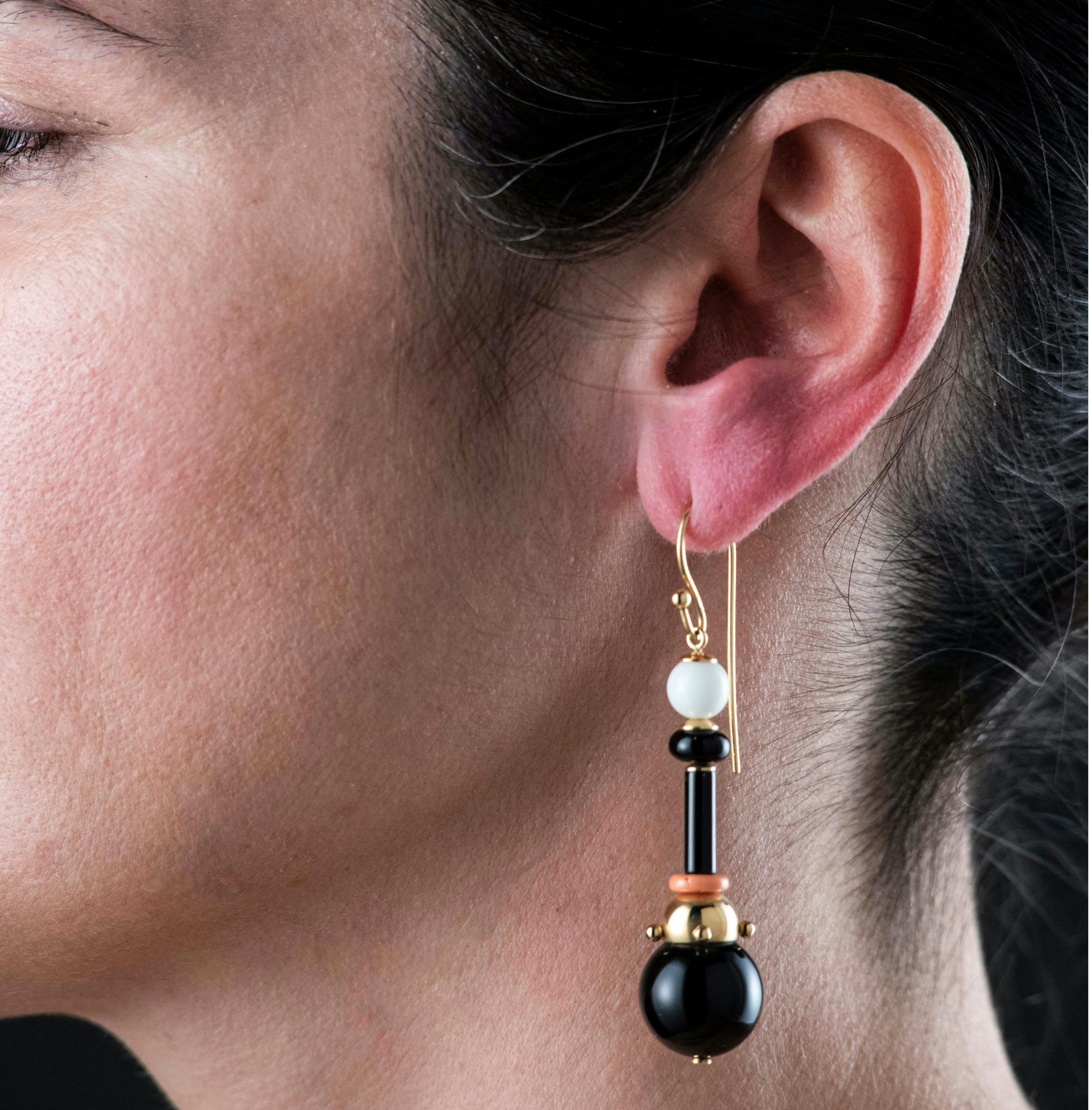 Mixed Cut Onyx and White Agate 18 Karat Gold Drop Earrings For Sale