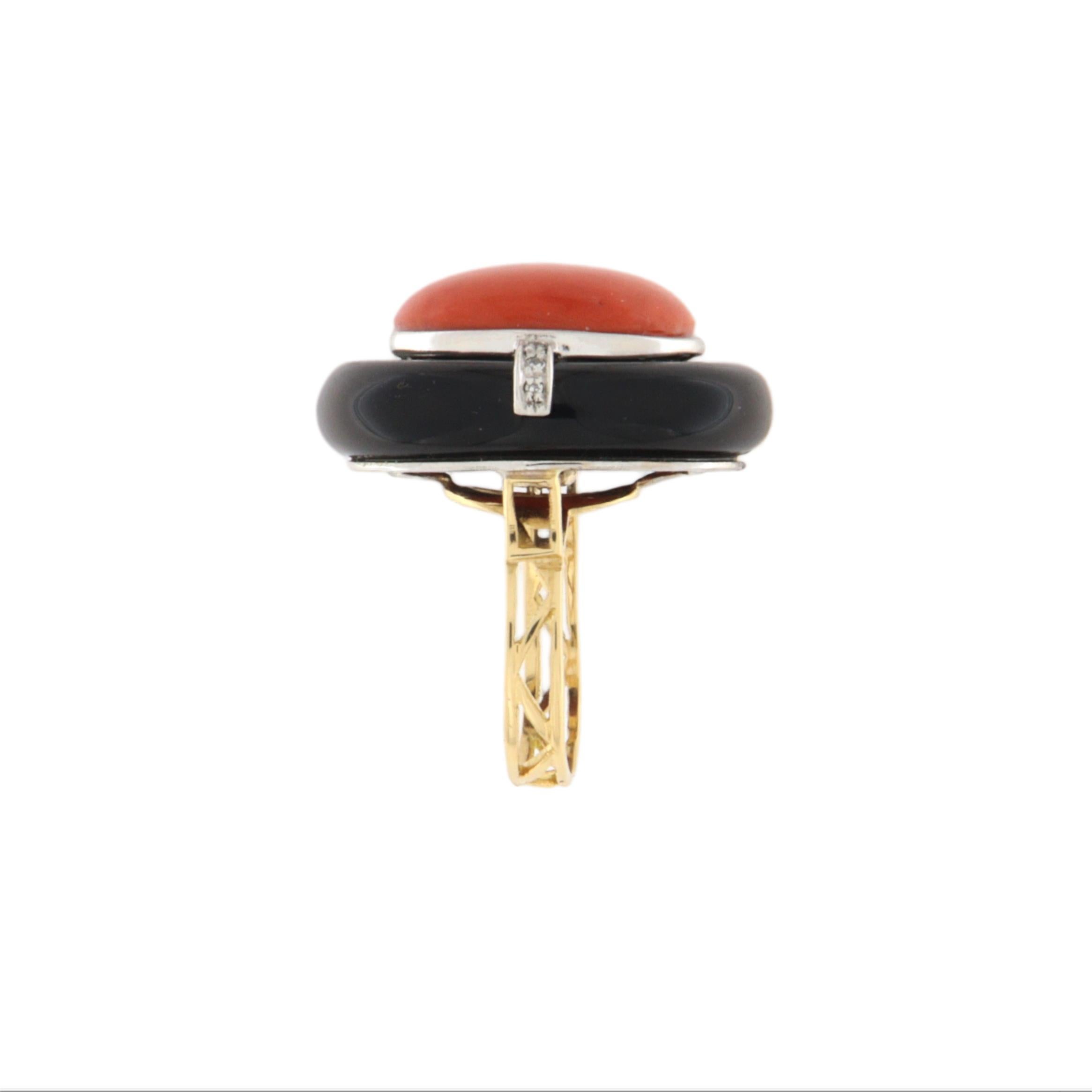 Cette bague exceptionnelle, réalisée en or jaune-blanc 18 carats (750/1000), incarne l'élégance et la géométrie audacieuse de l'époque Art déco. Au centre, un onyx ovale finement poli encadre un cabochon ovale de corail naturel délicatement serti.
