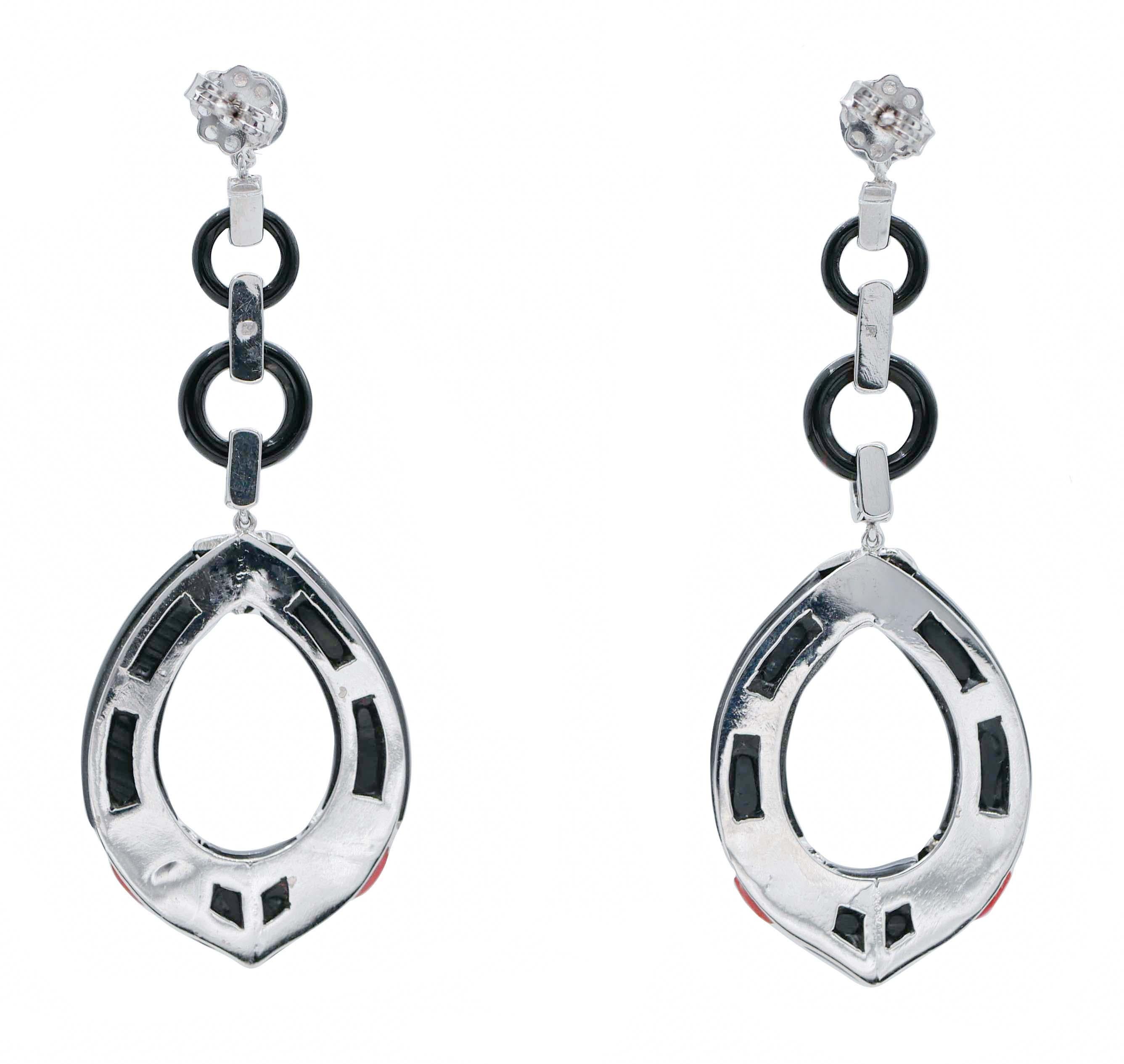 Rétro Boucles d'oreilles pendantes en onyx, corail, diamants et platine en vente