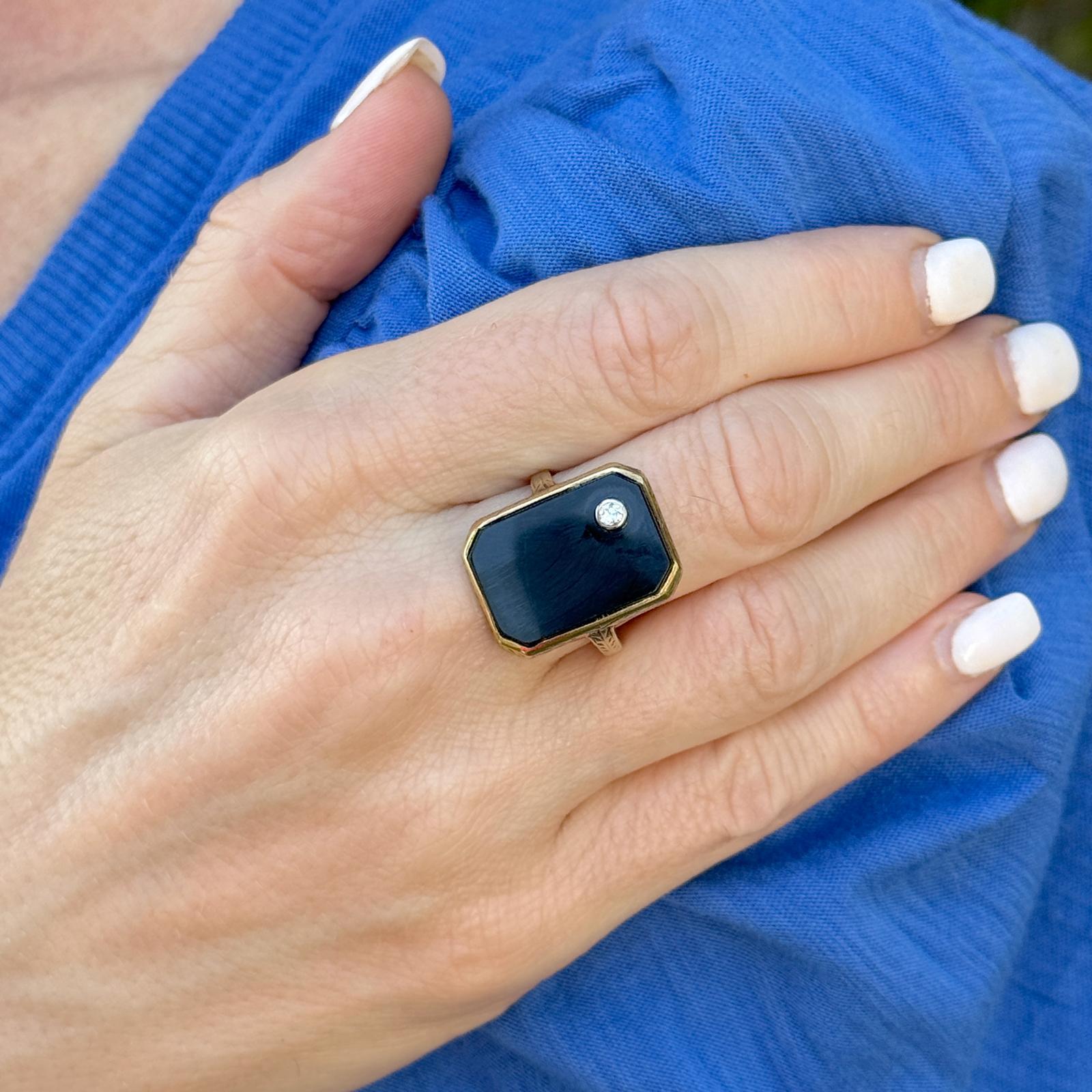 Onyx Diamant 14 Karat Gelbgold Rechteckiger Vintage Ring (Alteuropäischer Schliff)