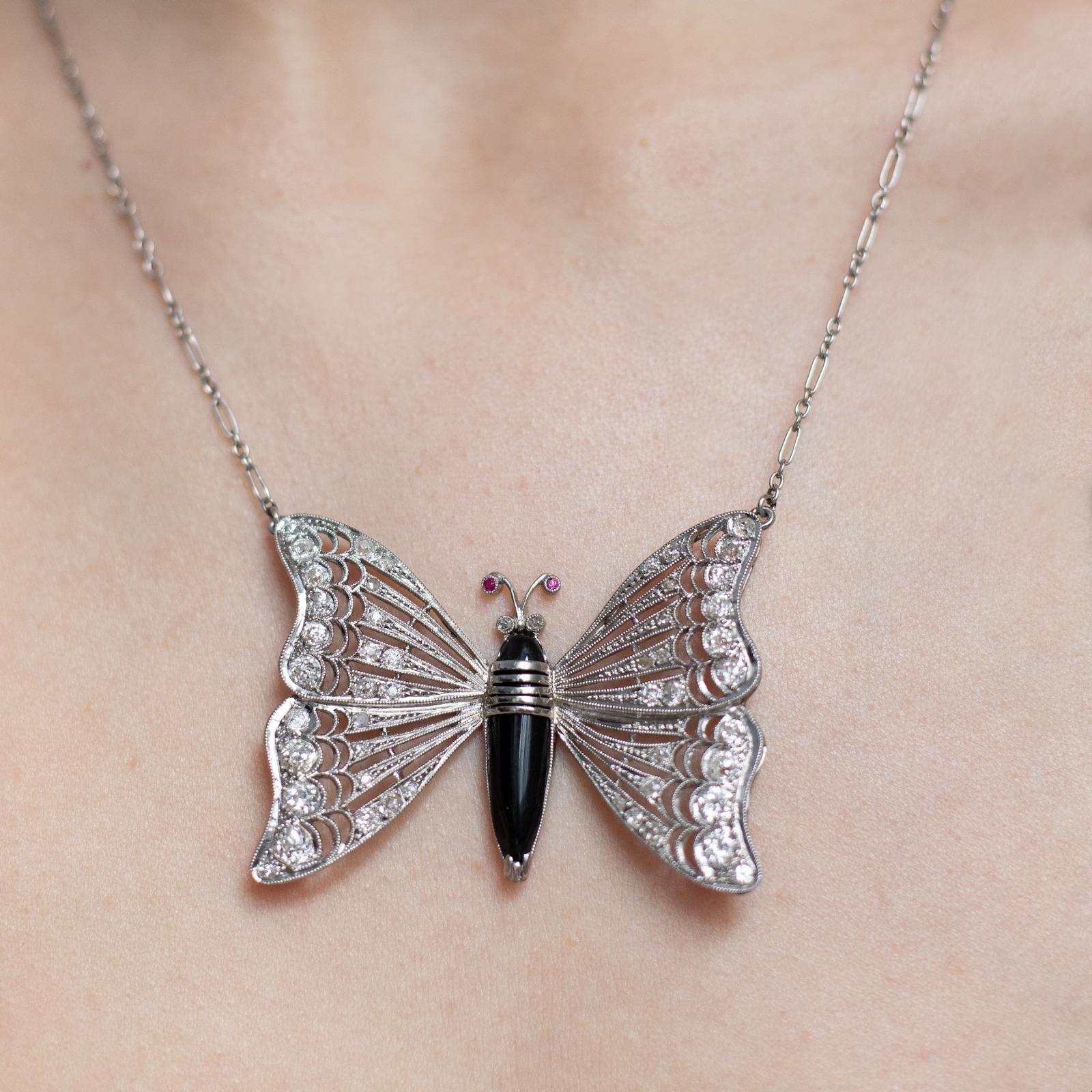 Taille ronde Collier papillon en platine 18 carats, onyx, diamants et rubis en vente