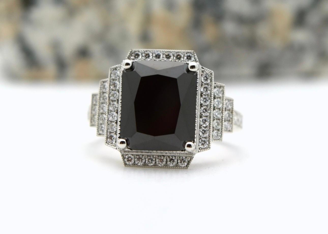 Anillo de cóctel de ónice y diamantes en oro blanco de 18 quilates, estilo Art Déco. El anillo es de la talla 7 y se puede cambiar de talla. Los diamantes son de claridad VS y color F.

¡El certificado viene con la compra!
SOBRE NOSOTROS
Somos una