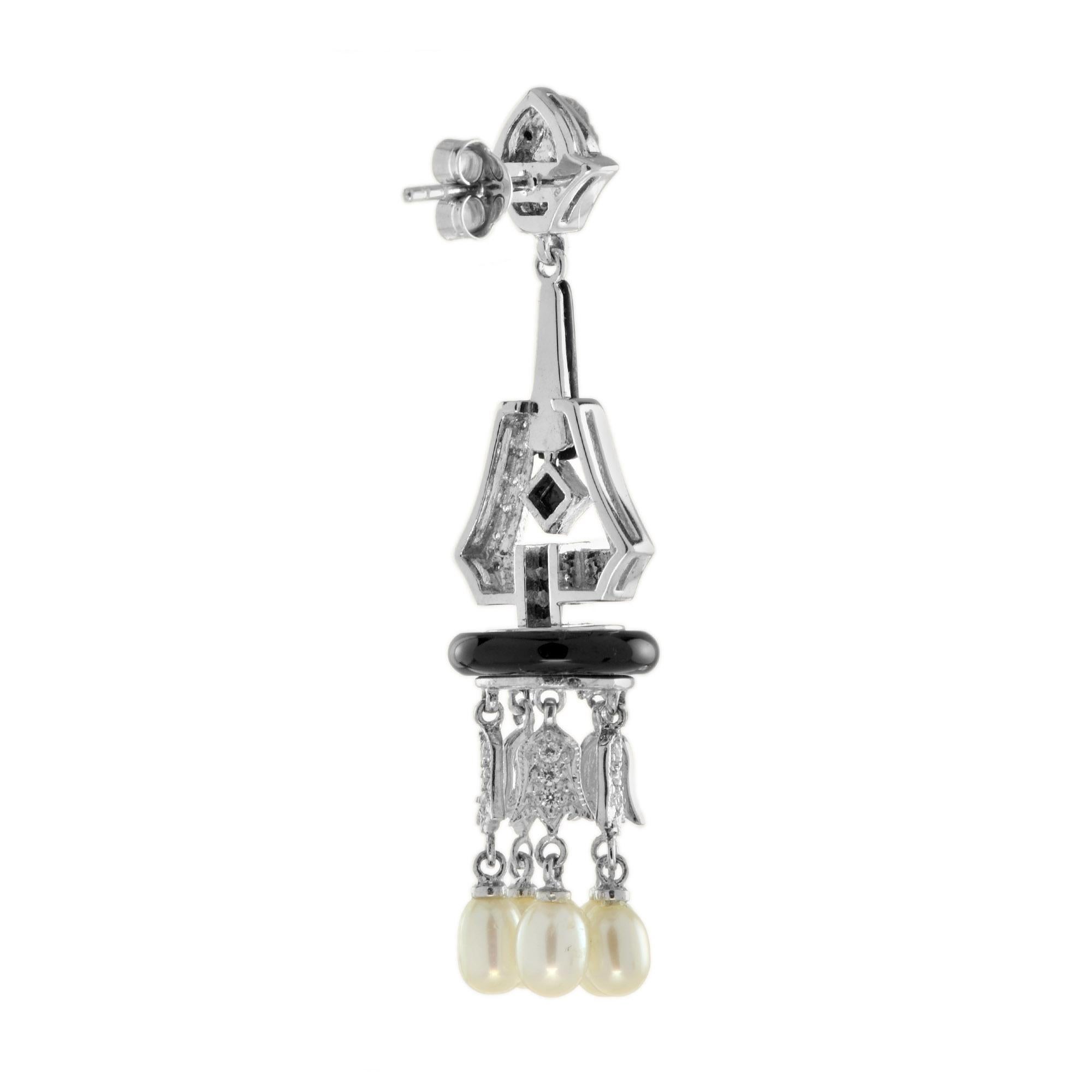 Taglio a goccia Orecchini Chandelier in stile Art Deco con diamanti e onice e perle in oro bianco 18 carati in vendita