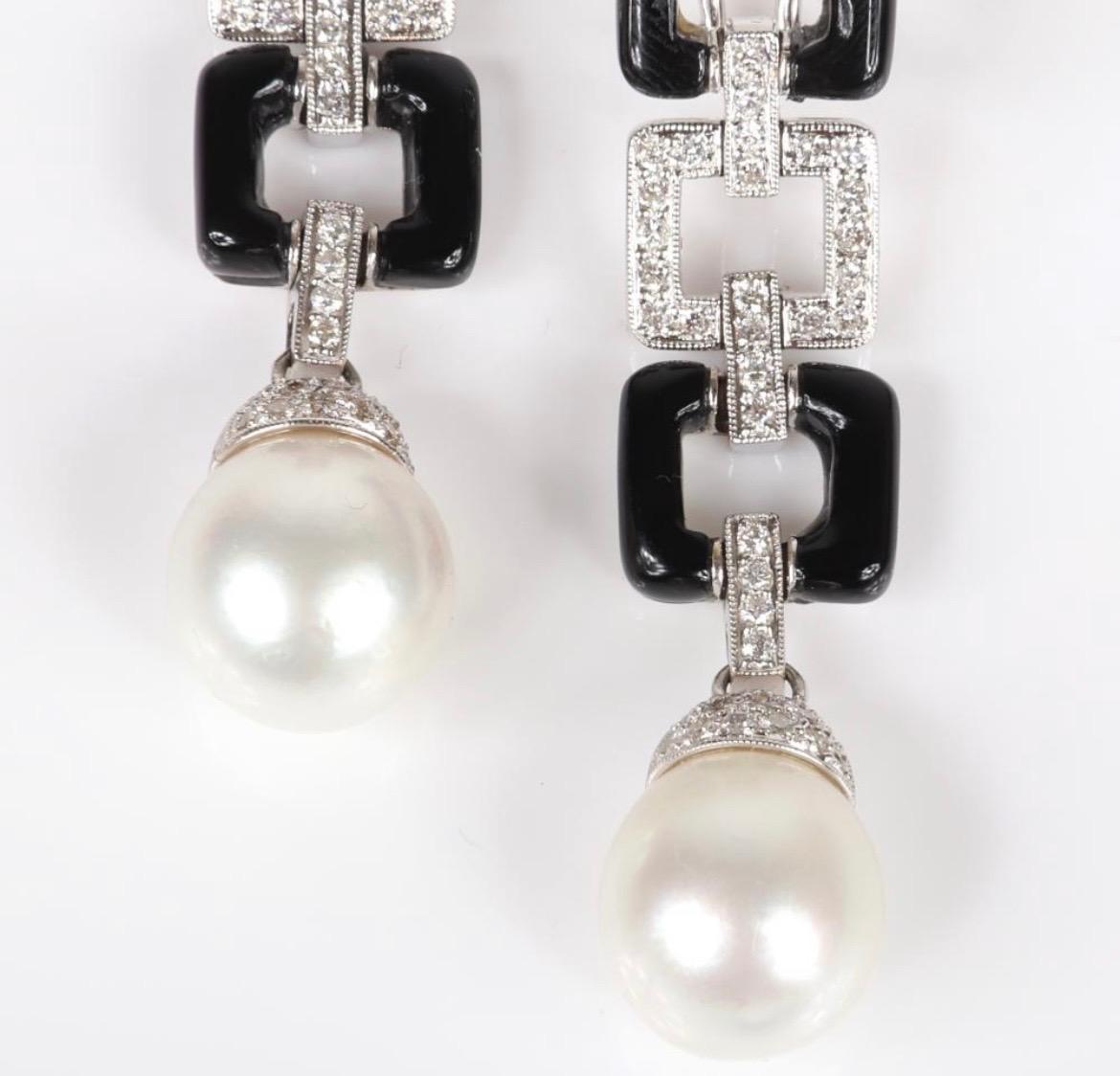 Einzigartige Ohrringe aus Südseeperlen, Diamanten und Onyx mit sicheren Omegabügeln.
Fassung aus 18kt Weißgold

