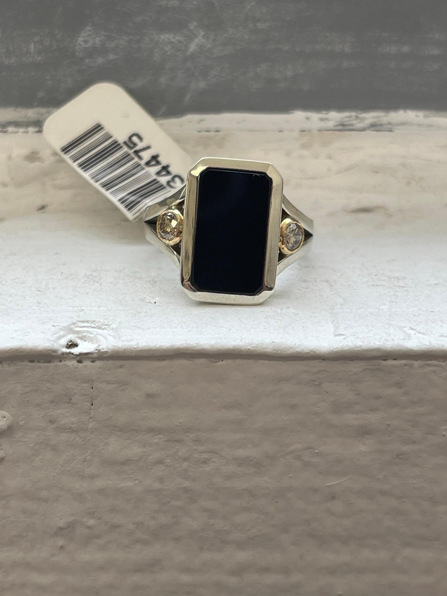 Onyx Diamond ring modern 18KT white gold Slick minimal diamond ring In New Condition For Sale In Boca Raton, FL