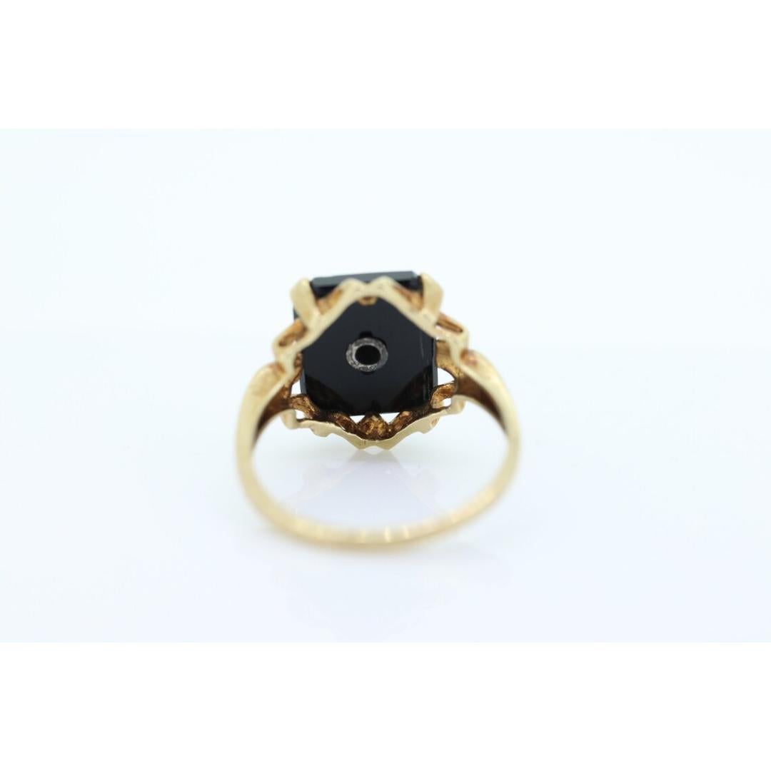Vintage from the 1950s
Size: 6 1/2 US
Materials: Gold
Gemstone: Onyx
Gem color: Black

Band color: Gold

This is a super unique ring. Excellent Pinkie ring. Onyx stone with a diamond center set.

Condition: Shows minimal signs of wear. Has not been