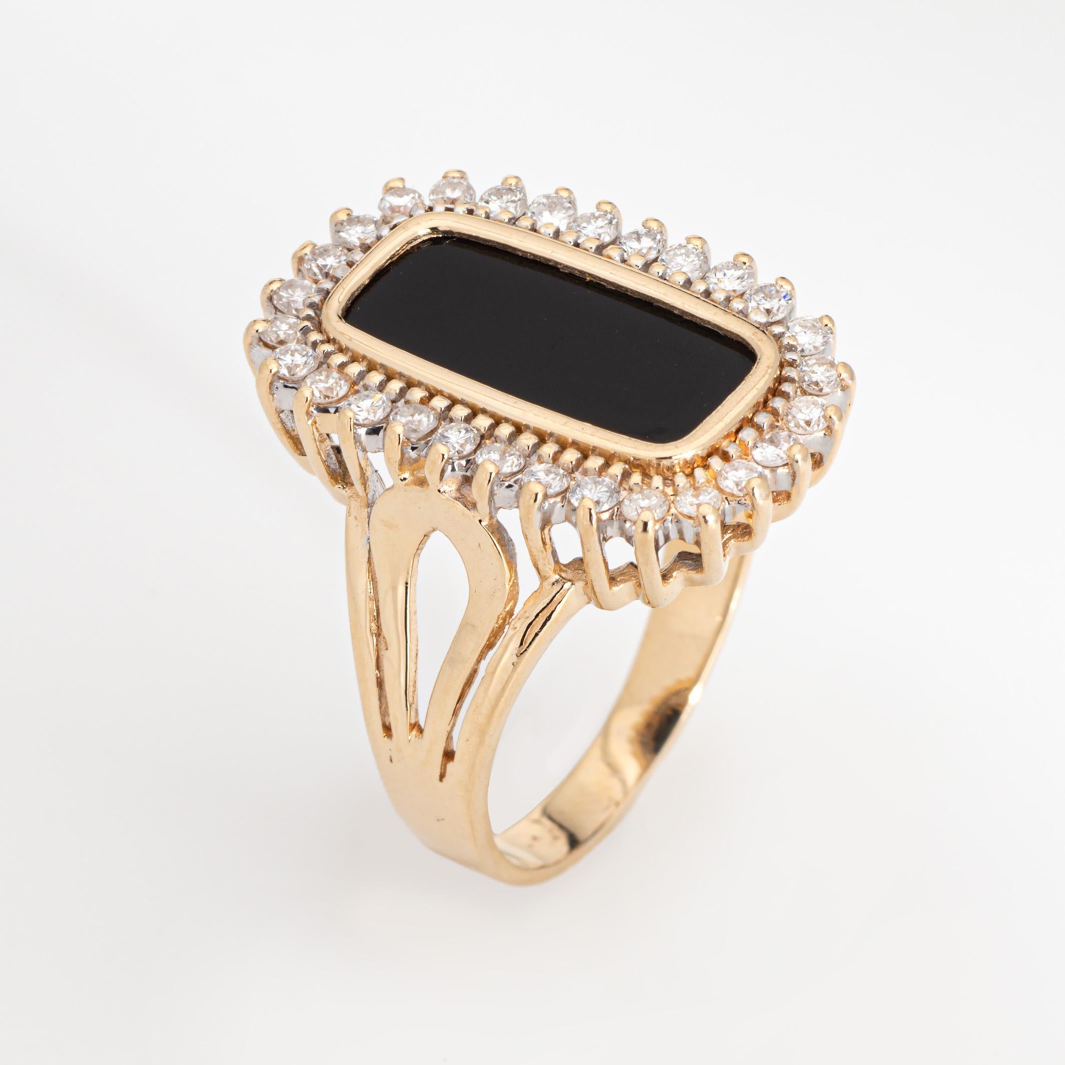 Stilvoller Ring aus 14-karätigem Gelbgold mit Onyx und Diamanten (ca. 1970er bis 1980er Jahre). 

Die Diamanten haben insgesamt schätzungsweise 0,30 Karat (geschätzte Farbe H-I und Reinheit SI1-I1). Onyx misst 14mm x 6mm. Der Onyx ist in sehr gutem