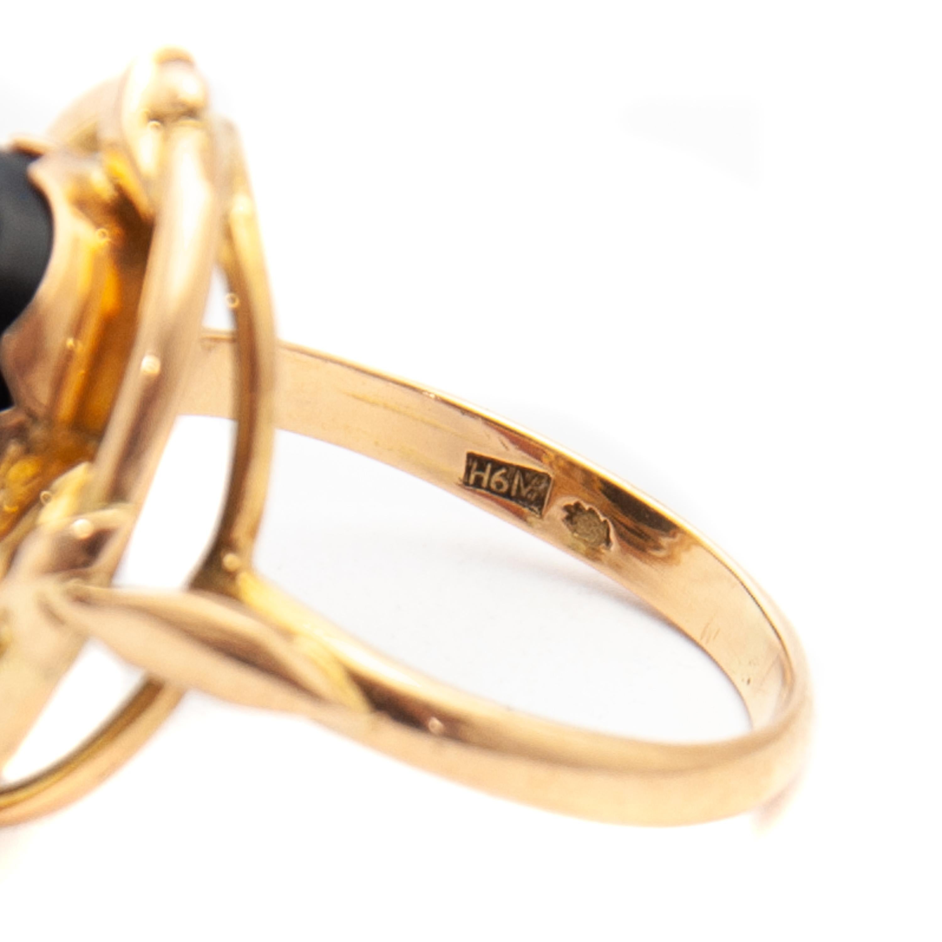 Vintage Diamond and Onyx 14 Karat Yellow Gold Ring In Good Condition For Sale In Rotterdam, NL