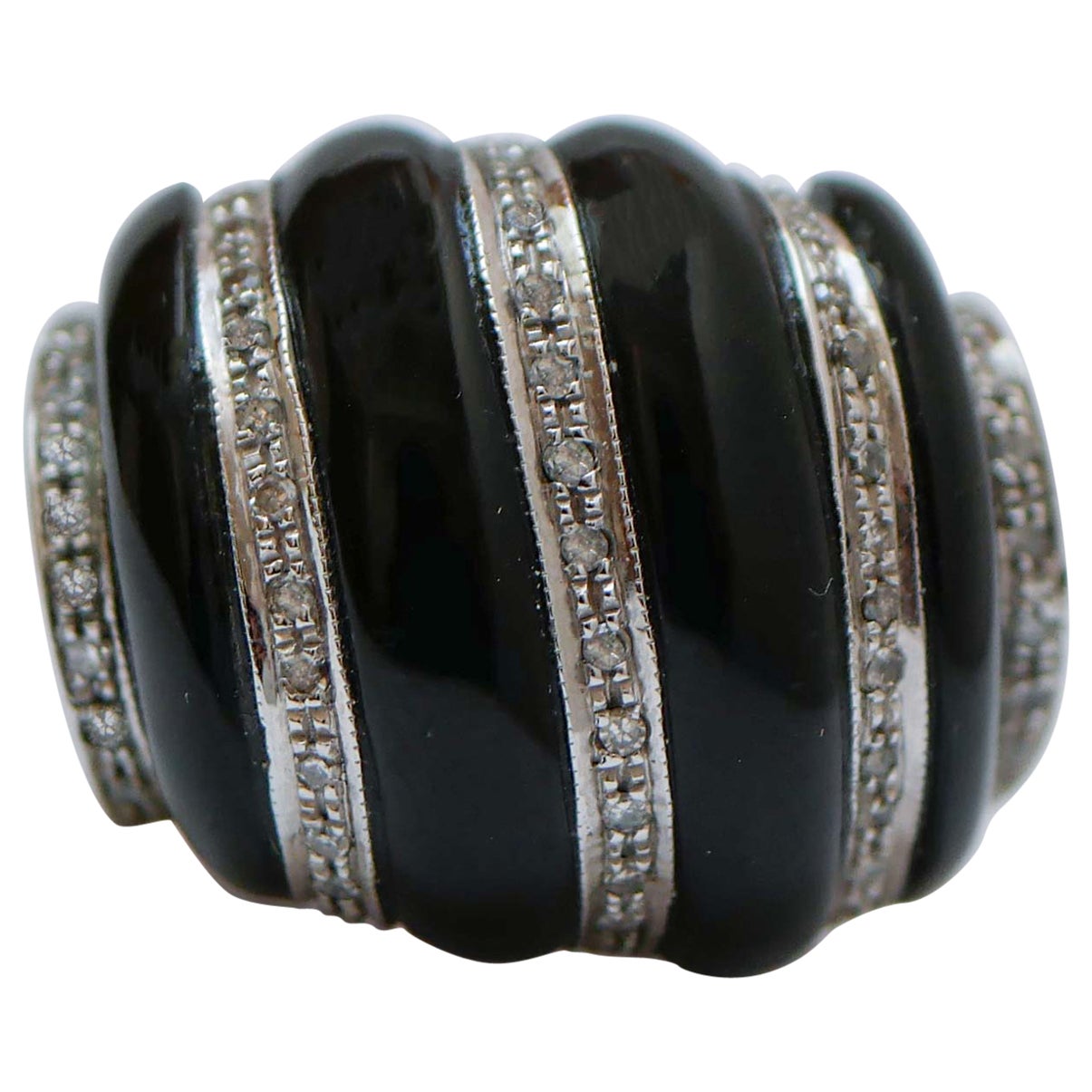 Onyx, Diamantes, Anillo Cúpula de Oro Blanco de 14 Kilates.