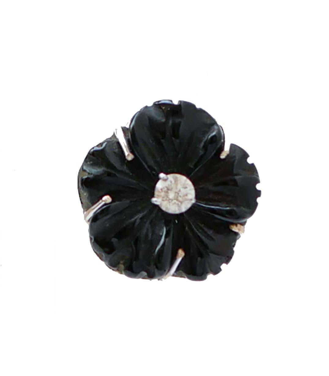 Fashion flower earrings in 14 kt white gold structure mounted with a flower of onyx and a central diamond.
These earrings were totally handmade by Italian master goldsmiths and they are in perfect conditions.
Diamonds 0.52 ct
Onyx 2.30 gr
Total