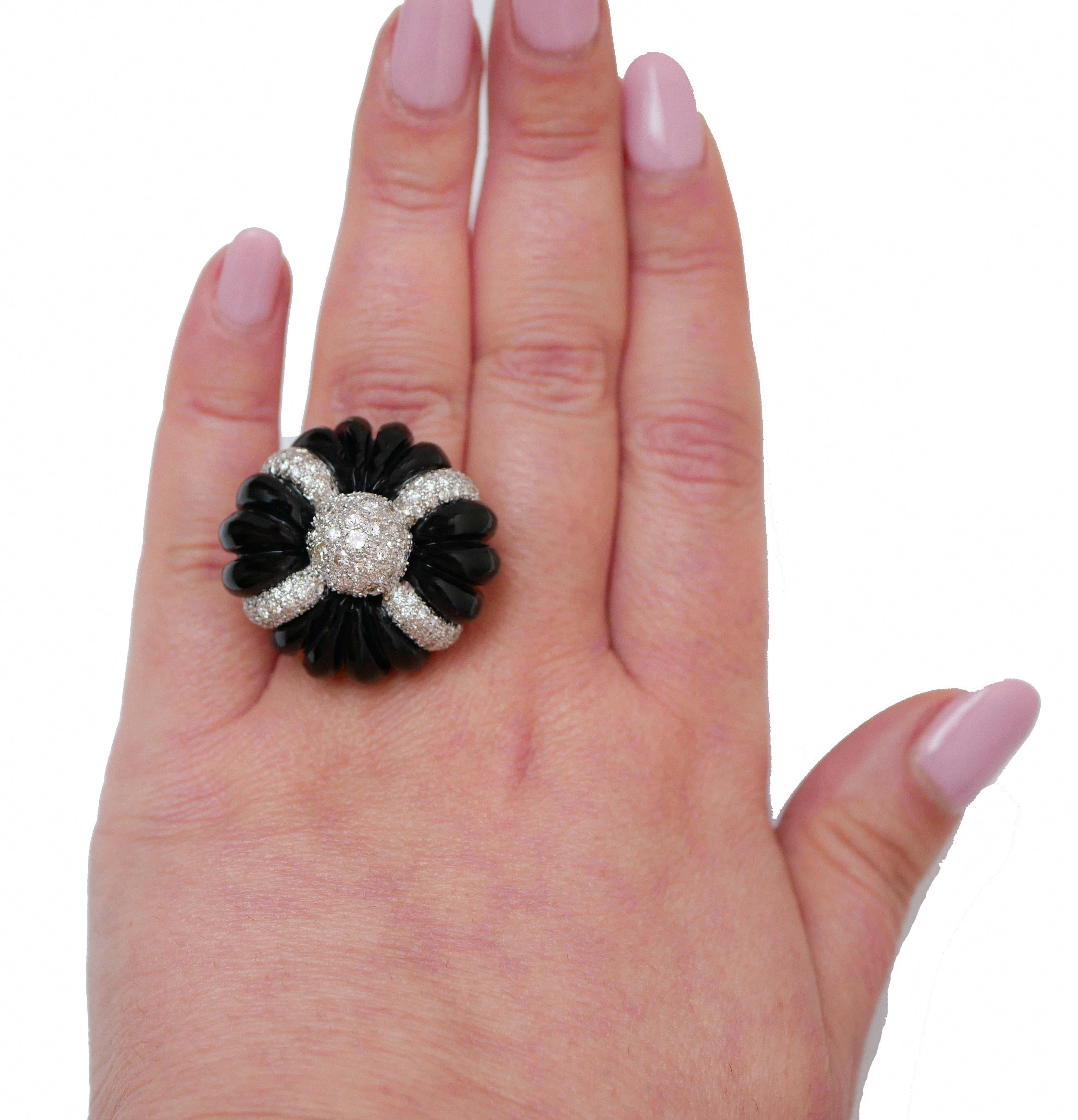 Onyx, Diamonds, 14 Karat White Gold Ring. In Good Condition In Marcianise, Marcianise (CE)