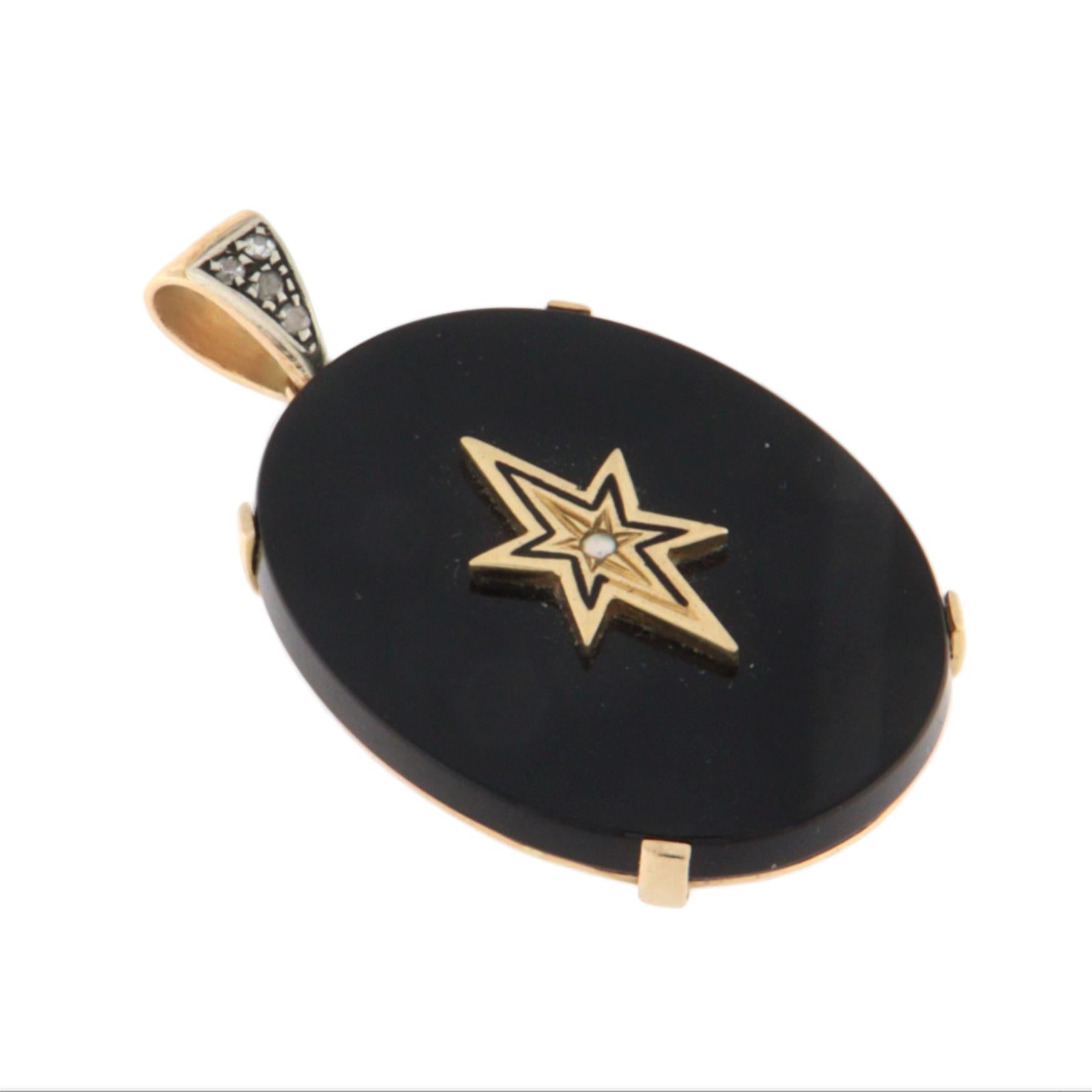 Refined 14-karat yellow gold pendant, featuring a natural oval black onyx plate and a central star-shaped decoration in polished gold, without any diamond settings. This piece offers a bold yet elegant design, ideal for those who wish to wear a