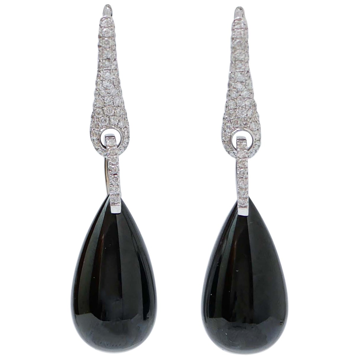 Boucles d'oreilles pendantes en onyx, diamants et or blanc 18 carats.