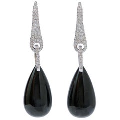 Boucles d'oreilles pendantes en onyx, diamants et or blanc 18 carats.